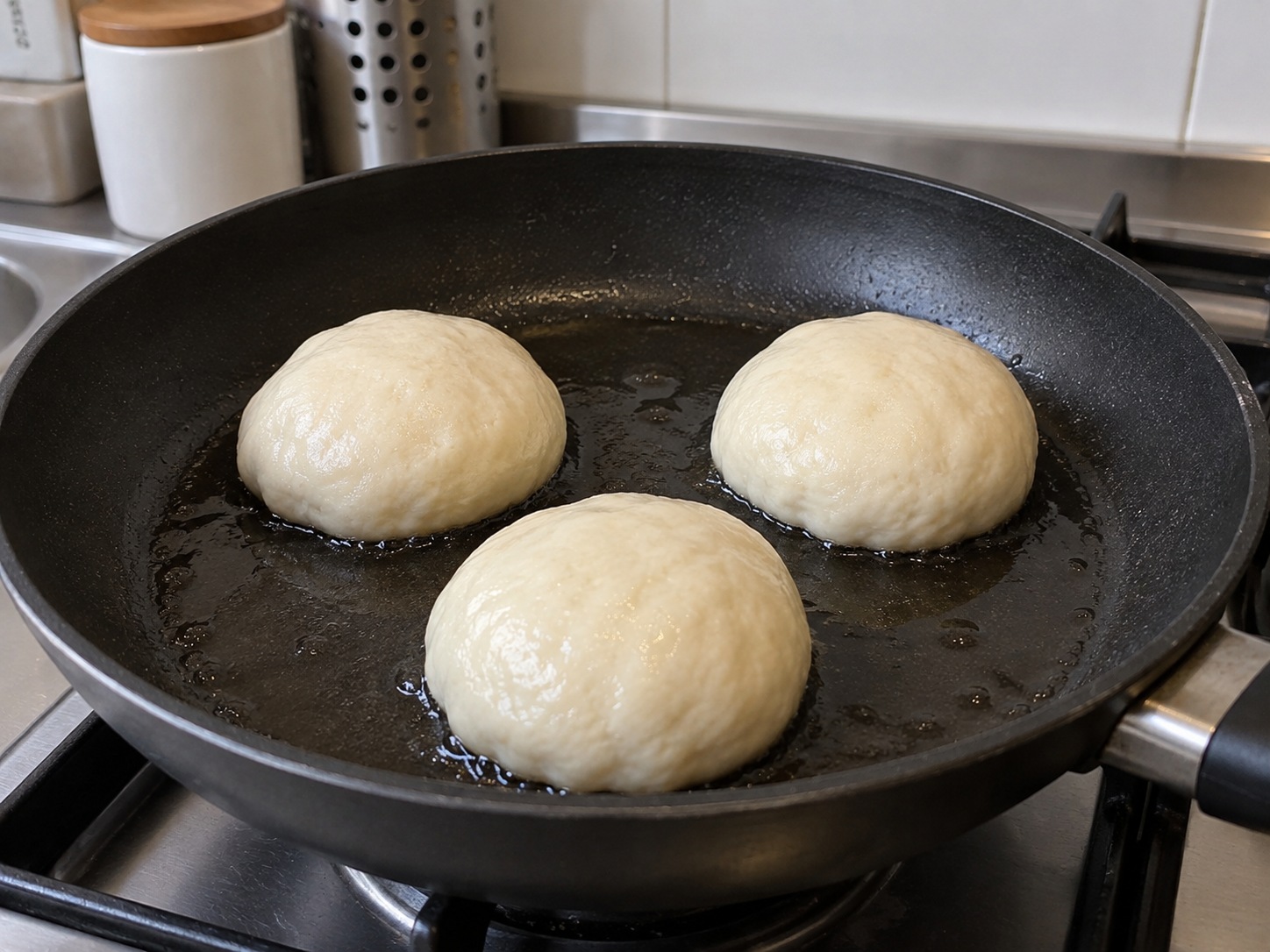 Korean Hotteok na may Brown Sugar — Ilagay ang ilang bola na nakababa ang pinagdugtungan at may pagitan
