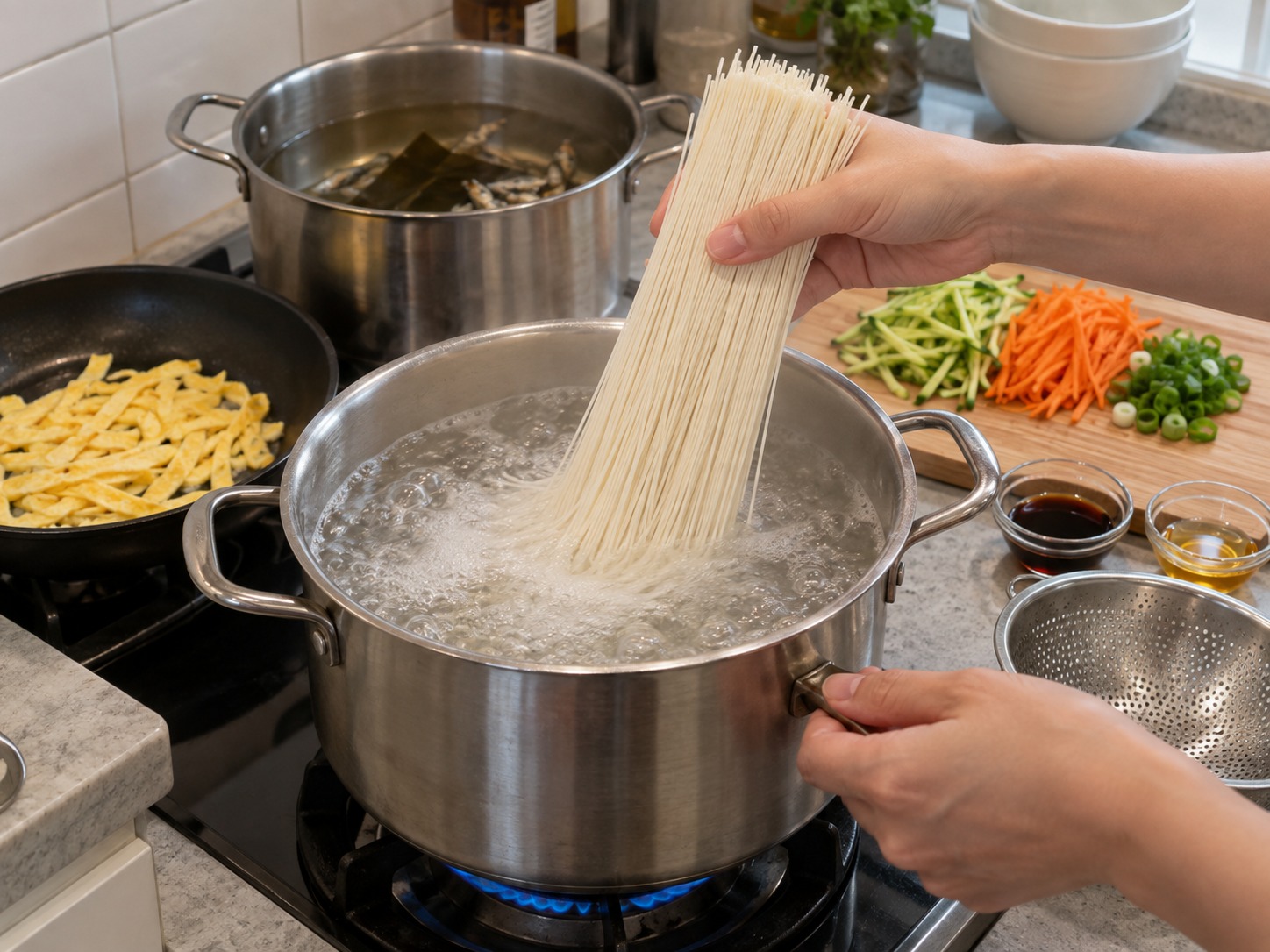 Korean na Noodles sa Malinaw na Sabaw — Pakuluan ang noodles ayon sa pakete