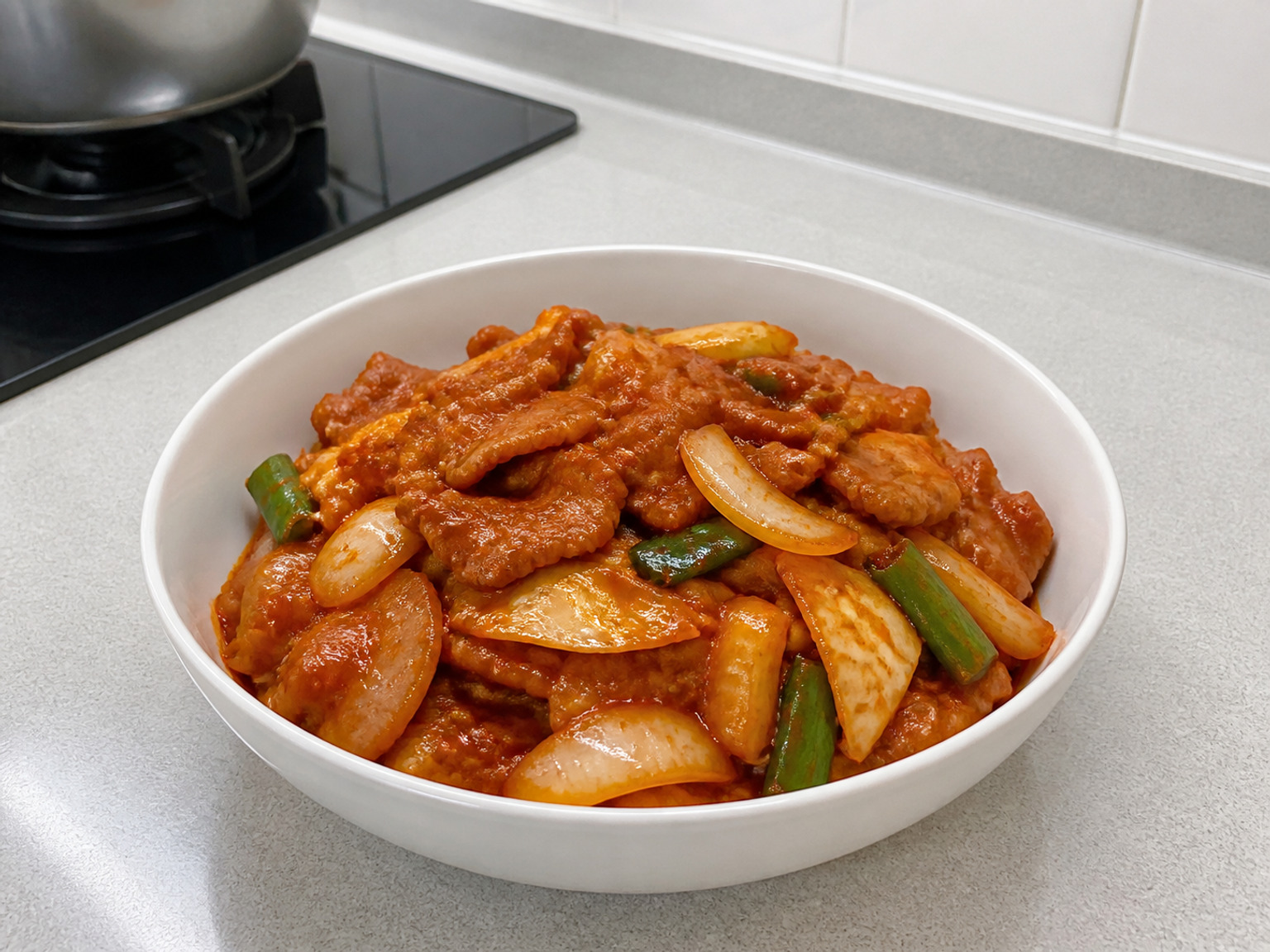 韓式辣炒豬肉: 醃豬肉與椰菜洋蔥不加蓋大火辣炒，至紅醬緊裹材料。