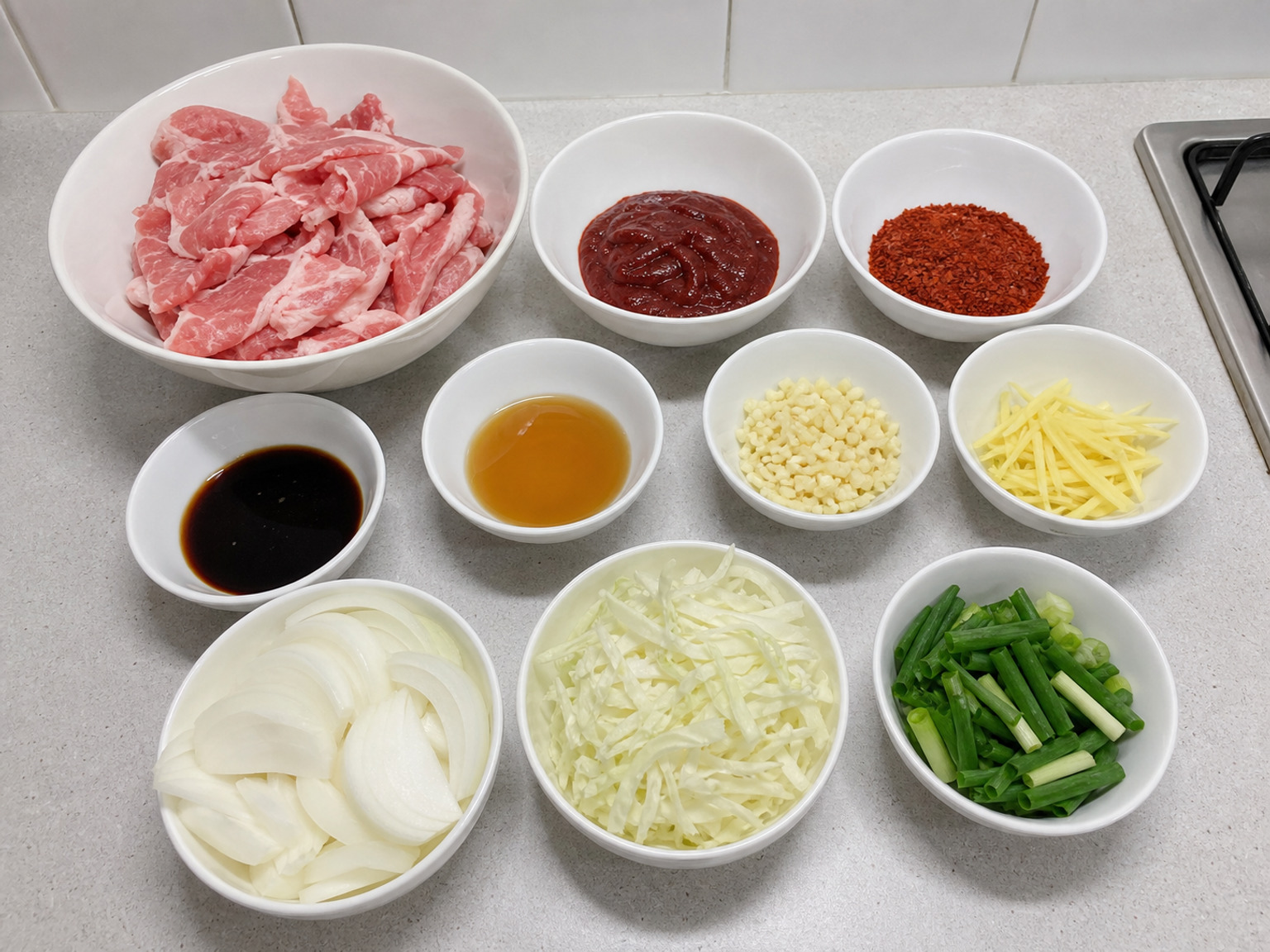 韓式辣炒豬肉: 600 克 薄切豬肩肉或梅頭肉, 3 湯匙 韓式辣醬, 1 湯匙 韓式辣椒粉, 2 湯匙 生抽, 1 湯匙 麻油, 3 瓣 蒜頭, 15 克 薑, 1 個 洋蔥, 300 克 椰菜, 2 條 蔥