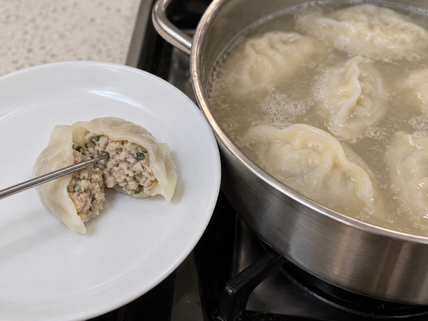 韓式餃子湯 — 檢查餃子餡中心完全熟透