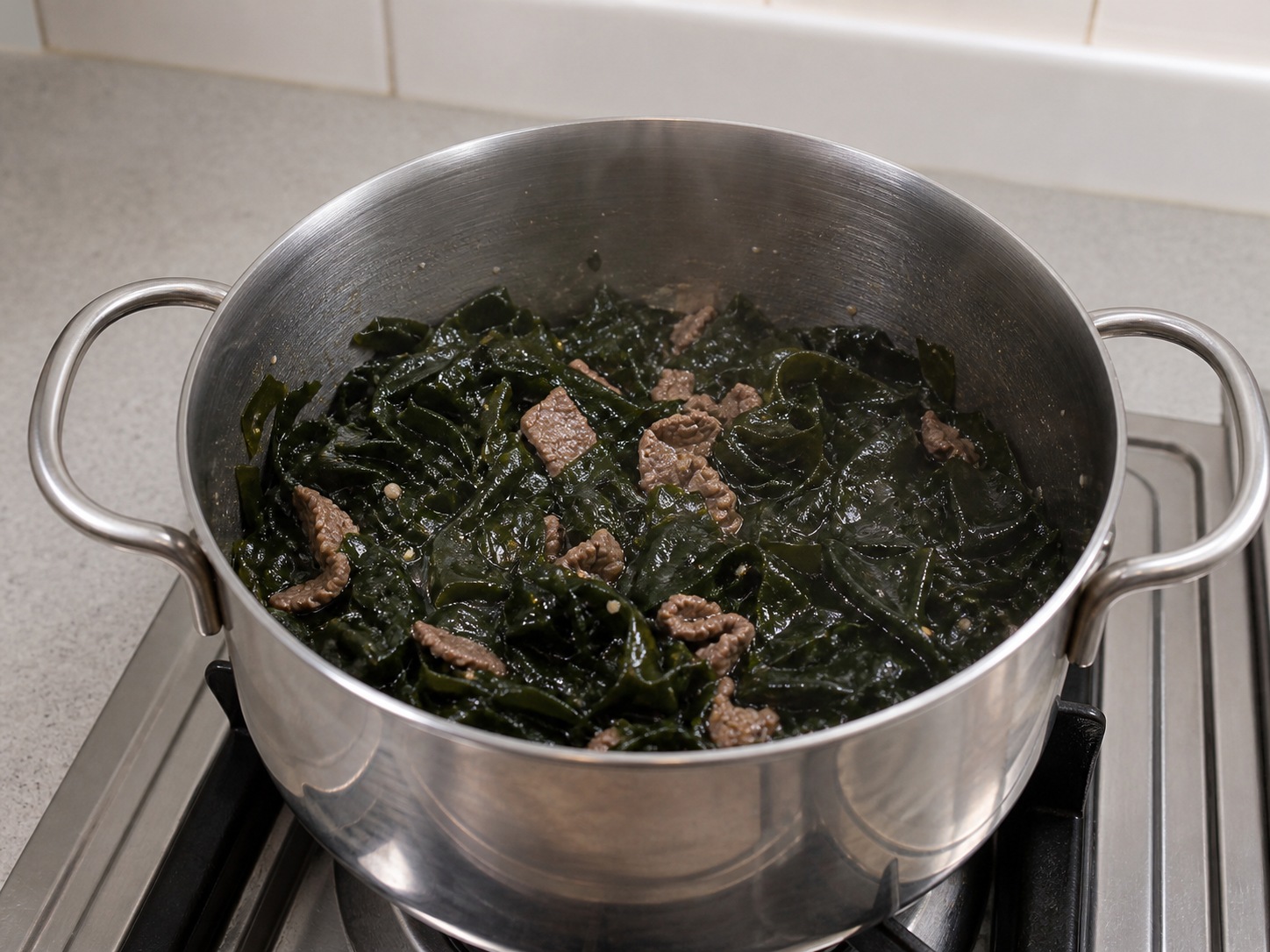 韓式牛肉海帶湯: 加入海帶炒香