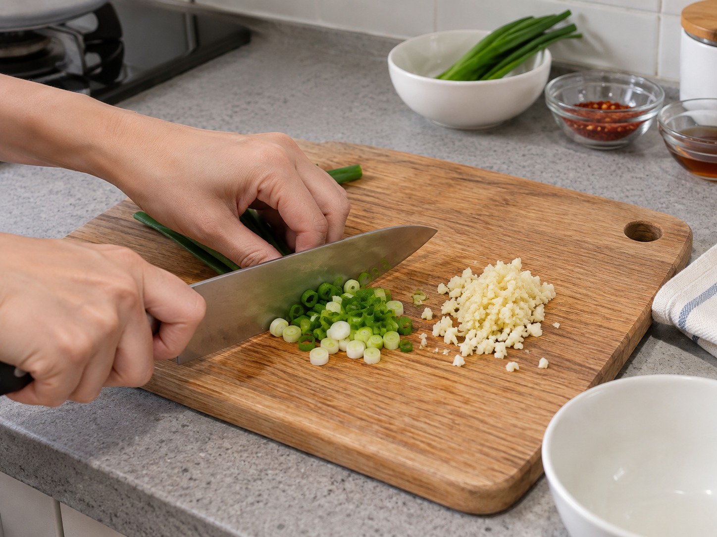 Salad Mentimun Pedas Korea — Cincang bawang dan daun bawang