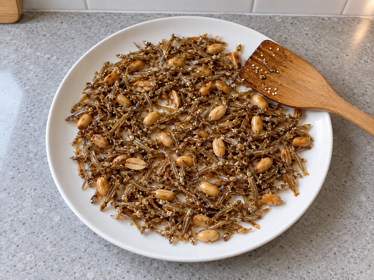 韓式甜醬炒小魚乾 — 攤薄在碟上稍冷才供食，不堆成硬糖團