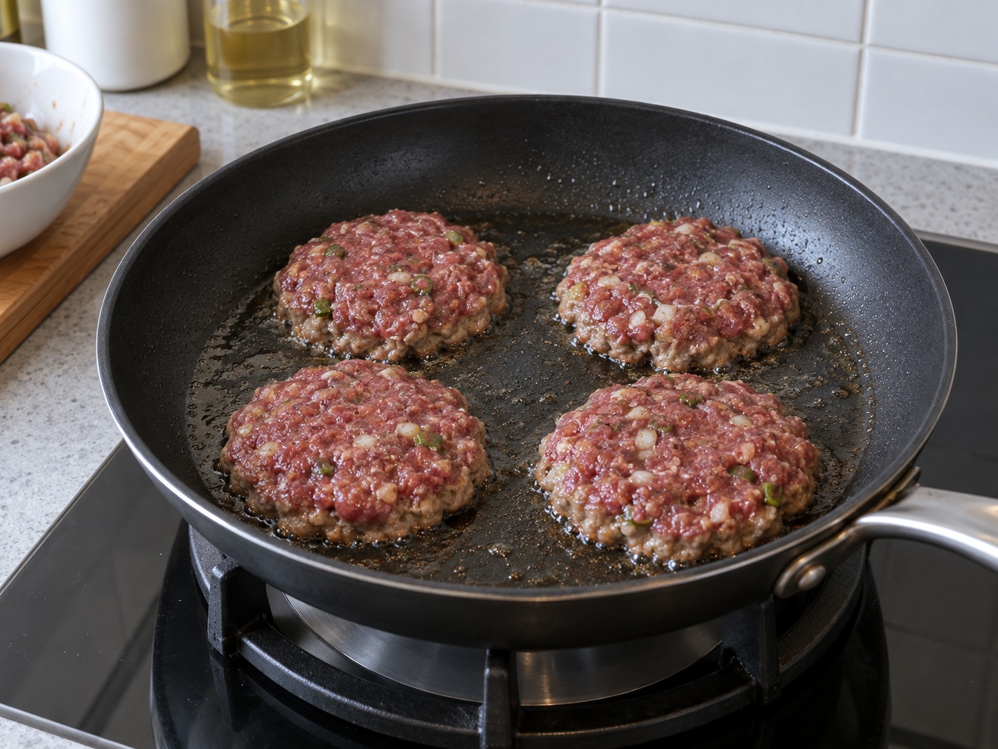 韓式醬燒牛肉餅 — 先放四塊肉餅煎三至四分鐘