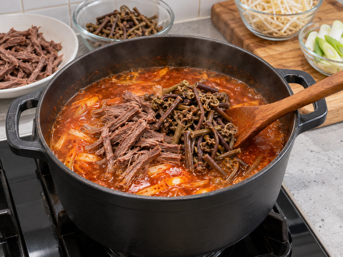 韓式辣牛肉湯 — 加入牛肉絲和蕨菜炒勻