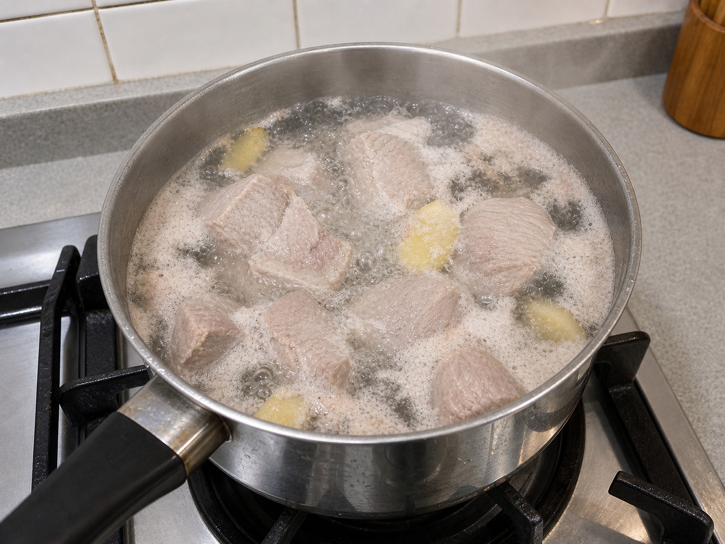 粉葛赤小豆瘦肉湯:瘦肉汆水