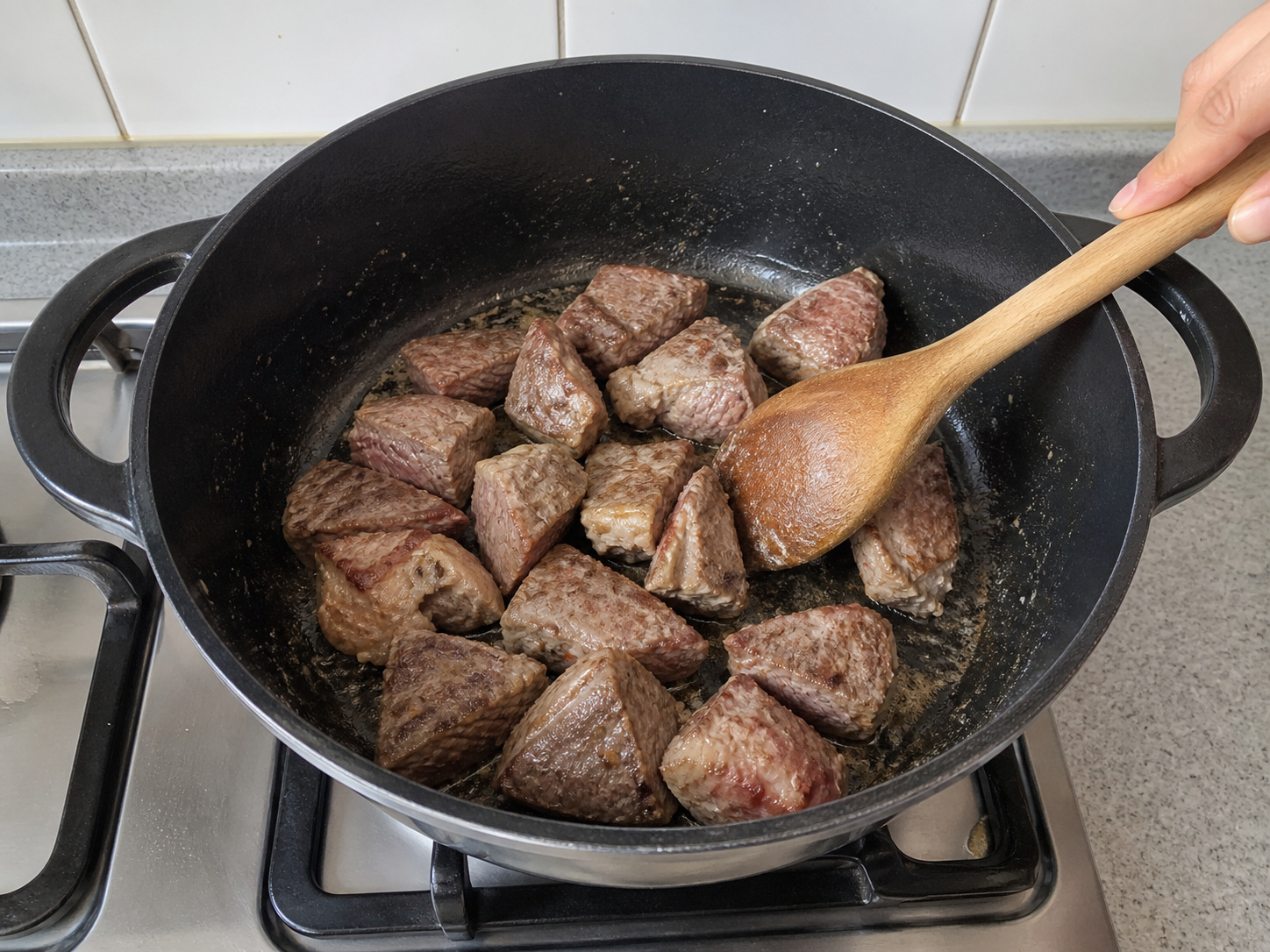 蘭開夏羊肉薯仔焗鍋 — 拌入麵粉