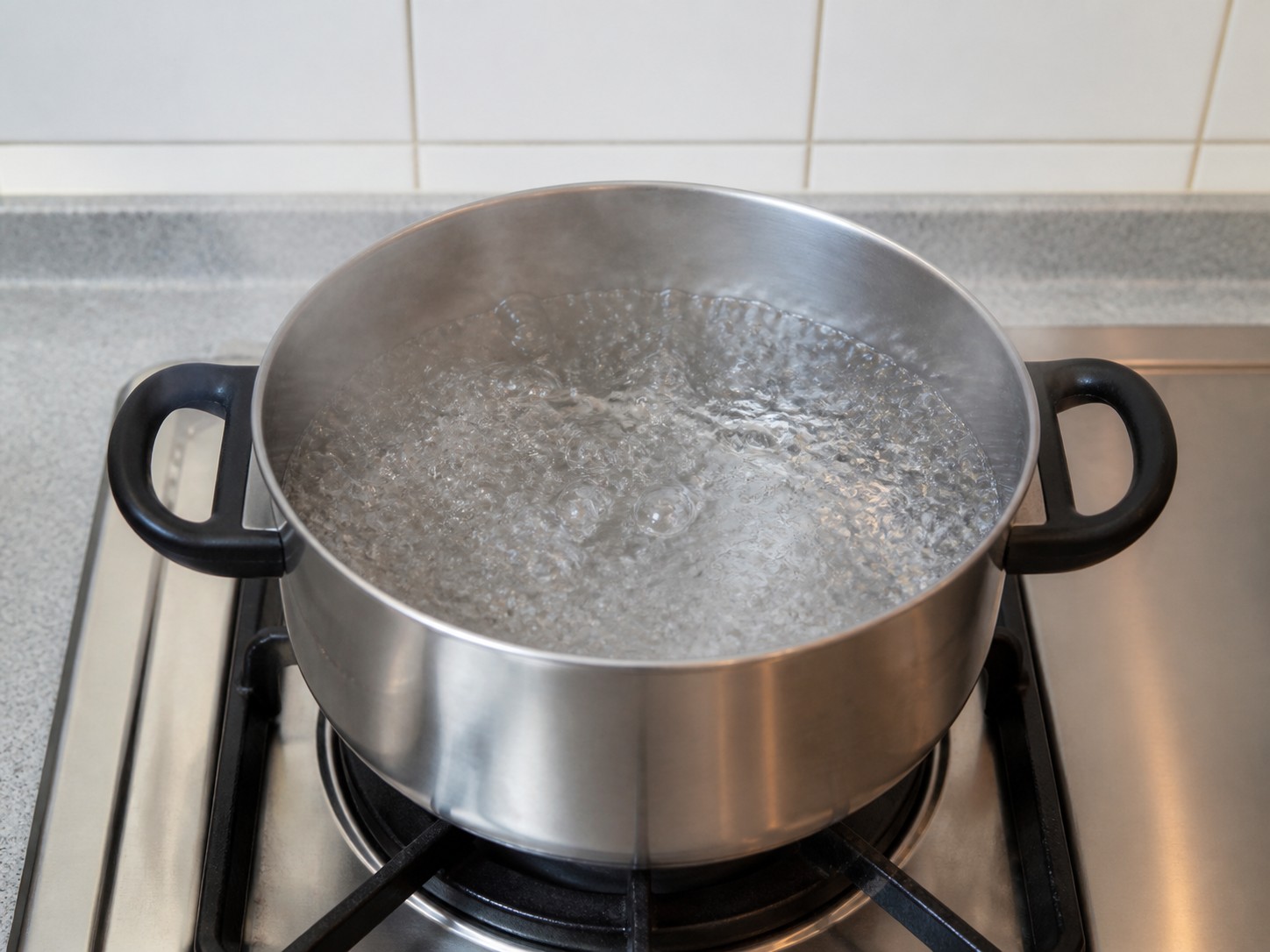 午餐肉煎蛋湯通粉 — 步驟 2: 煮滾通粉水
