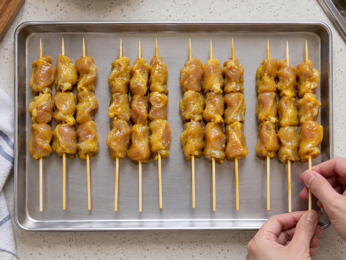 Sate Ayam Malaysia dengan Saus Kacang — Susun dua belas tusuk