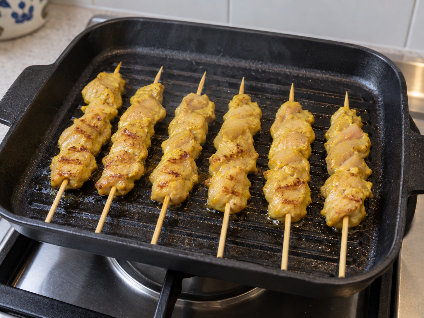 Sate Ayam Malaysia dengan Saus Kacang — Panggang sisi pertama