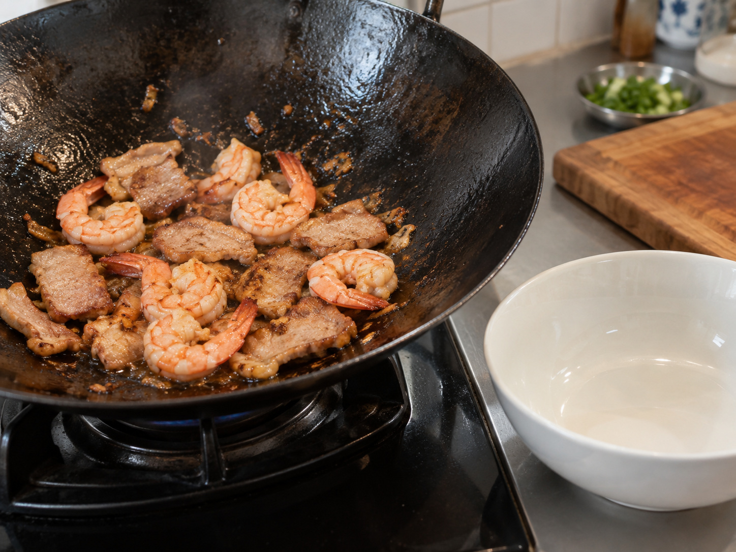 Mi Hokkien Malaysia — 5. Tambahkan udang hingga permukaannya buram lalu angkat semua protein