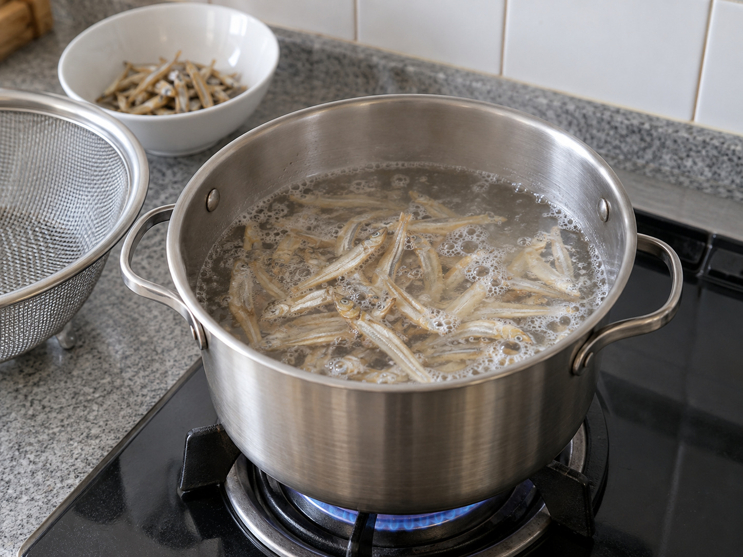 馬來西亞板麵 — 乾鯷魚沖洗,與水煮滾
