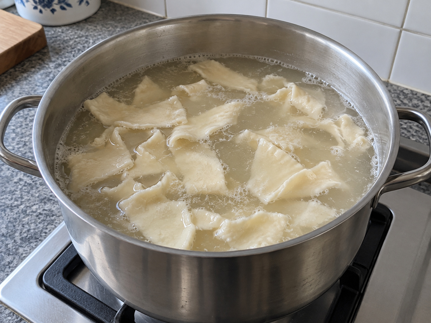 馬來西亞板麵 — 將板麵片逐片放入滾湯