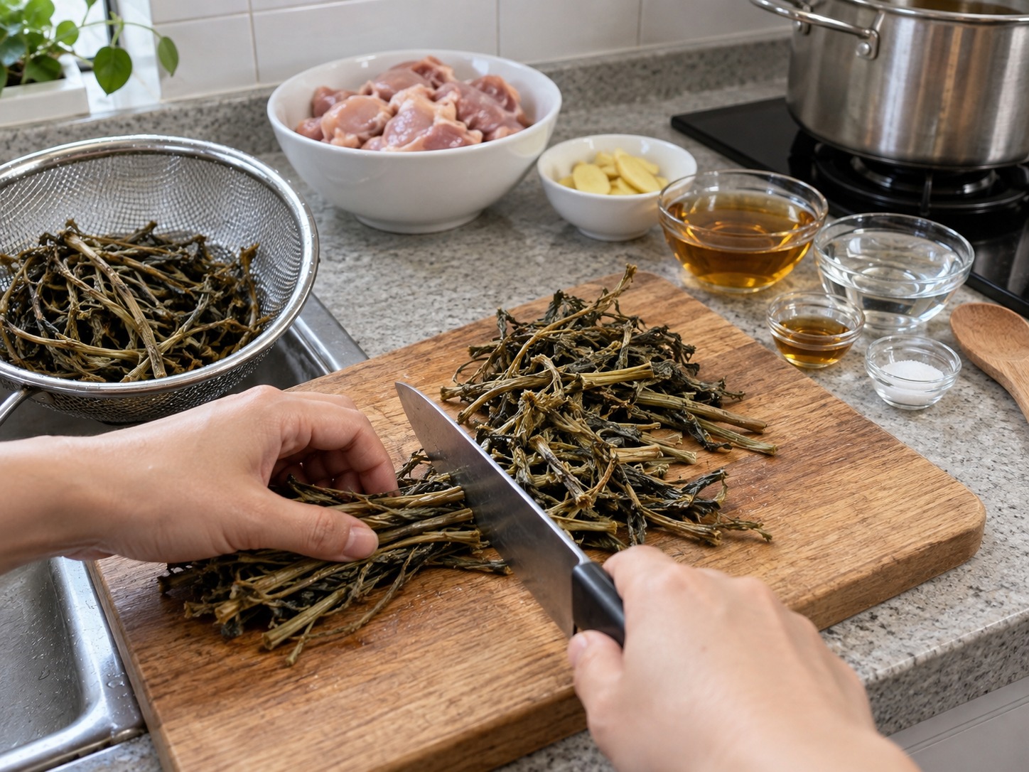 馬來西亞砂拉越益母草薑酒雞 Kacang Ma — 乾益母草快速沖去浮塵,瀝乾後剪成短段