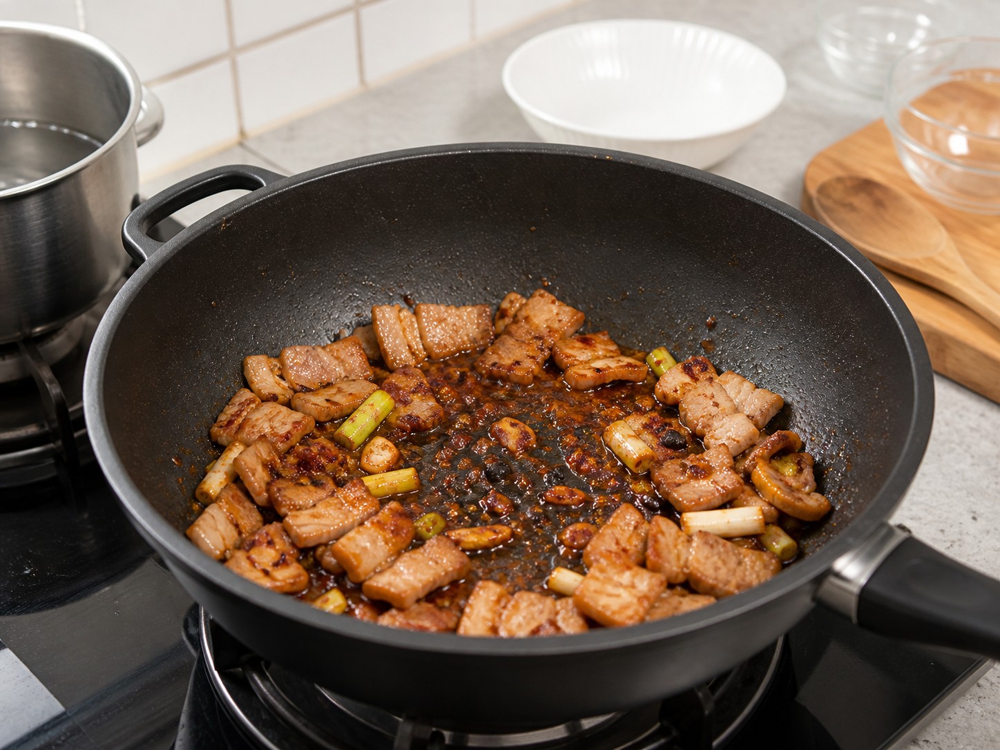 麻婆豆腐：炒香豆瓣醬
