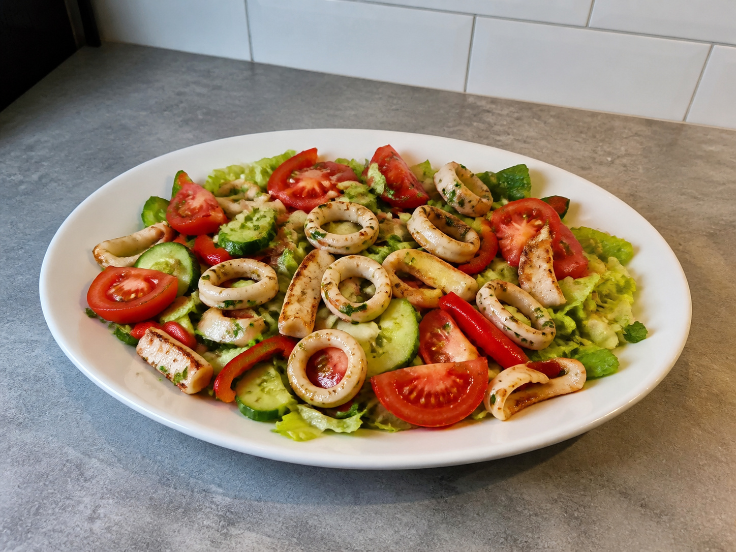Hidangan akhir Salad Cumi Panggang Mediterania