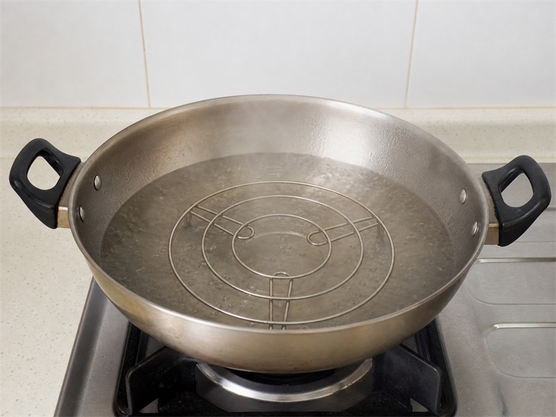 肉碎蒸豆腐:準備蒸鍋