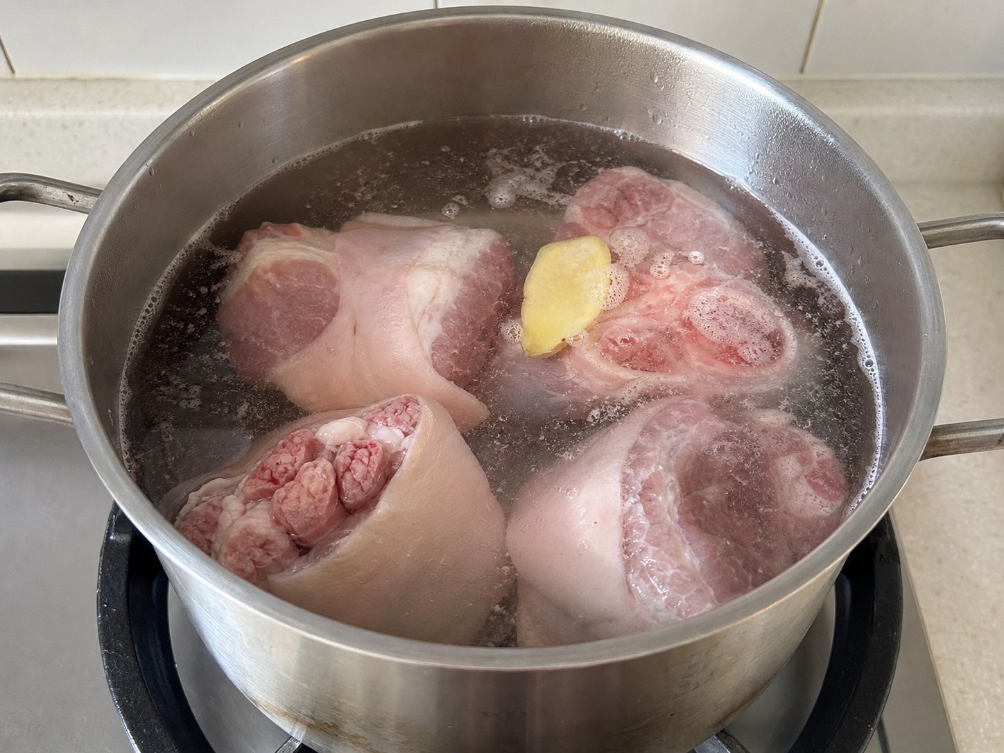 霸王花無花果豬展湯：冷水汆肉