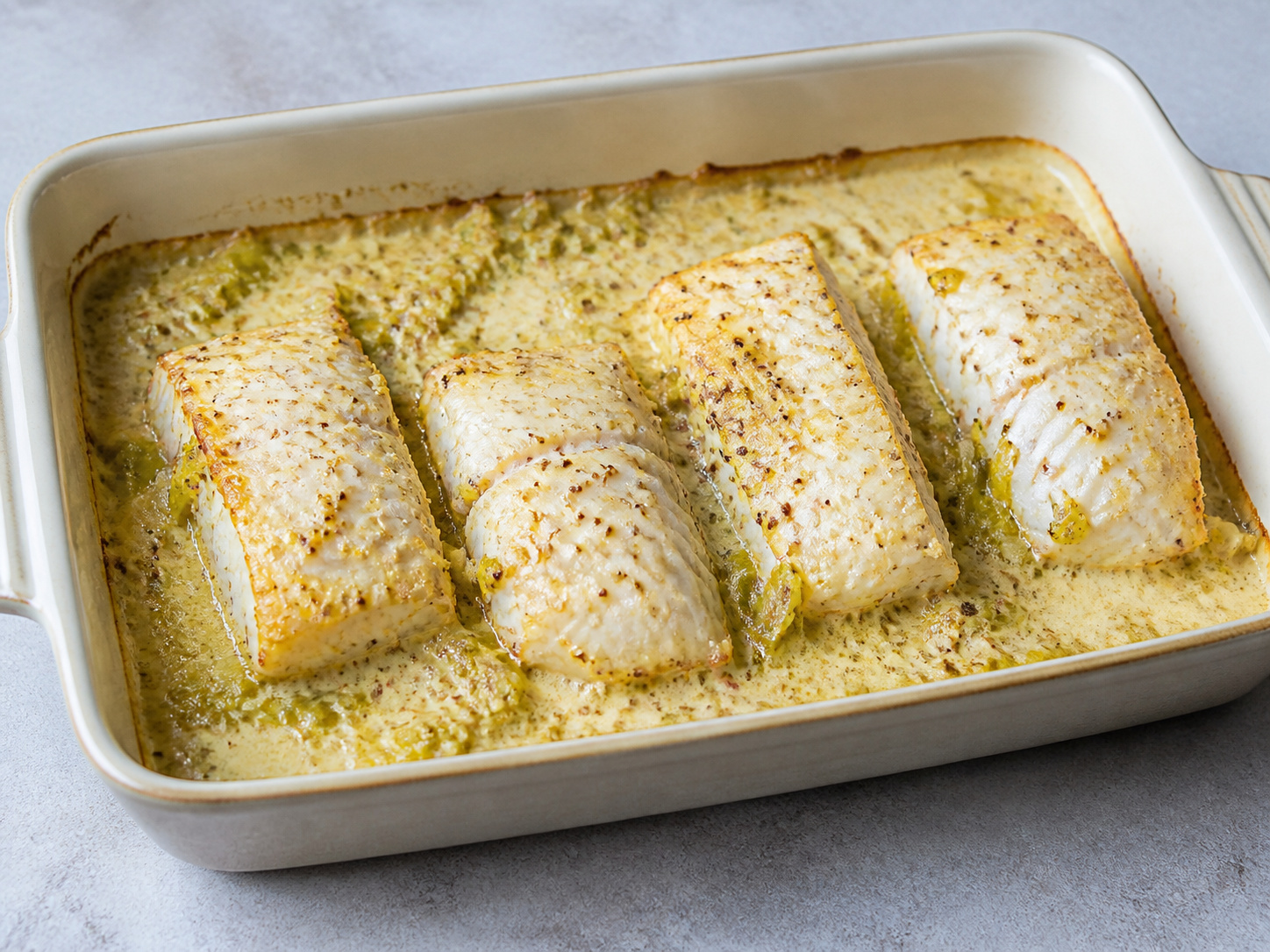 Norwegian na Inihurnong Bakalaw na may Mustasa at Leek — finished dish