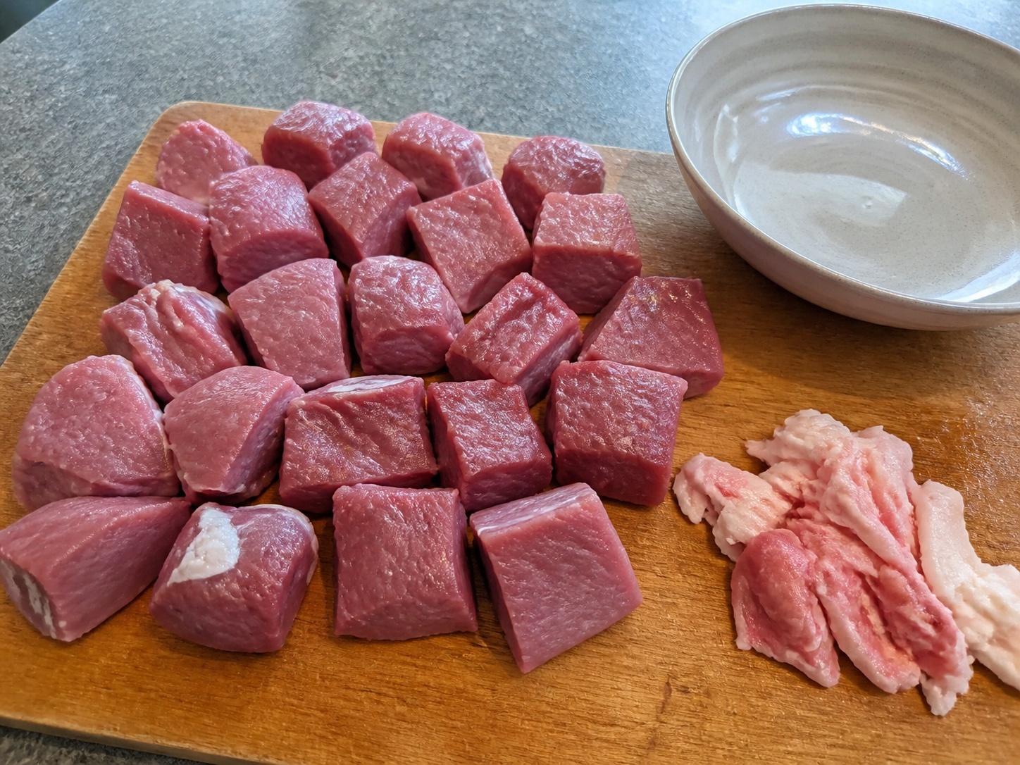 修整並切羊肉: 修整並切羊肉。按本食譜所列份量和次序操作；確認畫面所示食材狀態後才進入下一步。