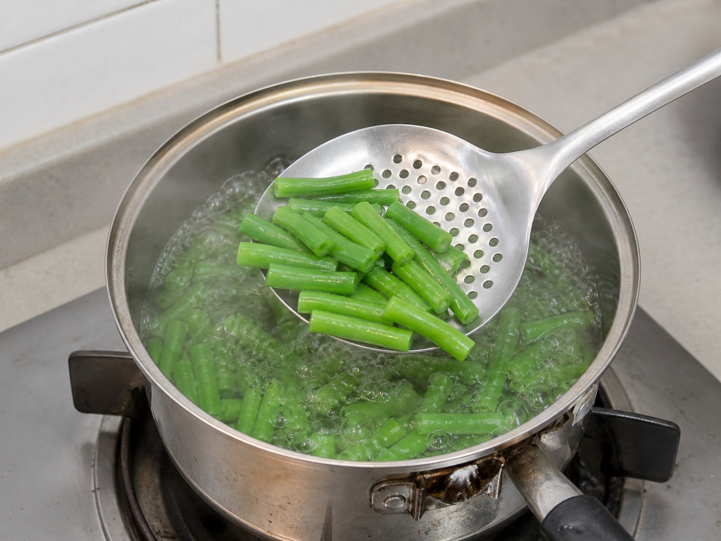 欖菜肉碎四季豆:預煮四季豆