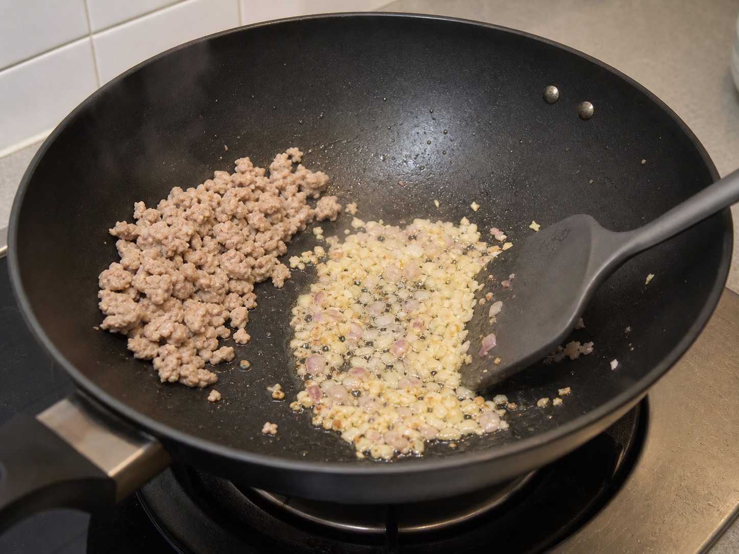 欖菜肉碎四季豆:爆香蒜乾蔥