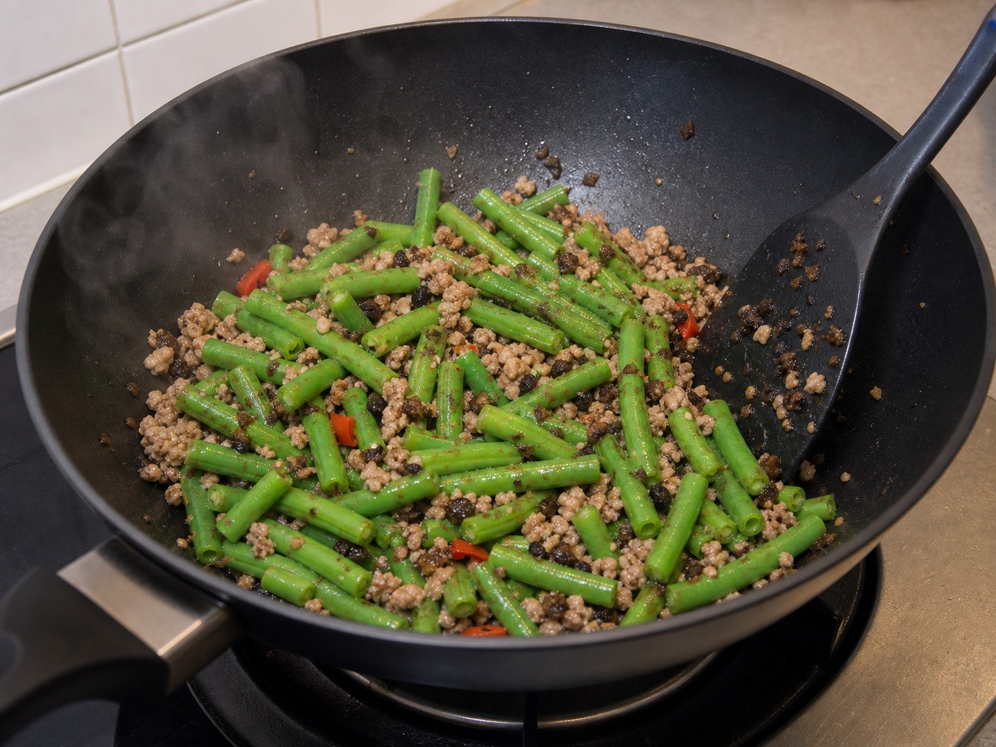 欖菜肉碎四季豆:加入四季豆
