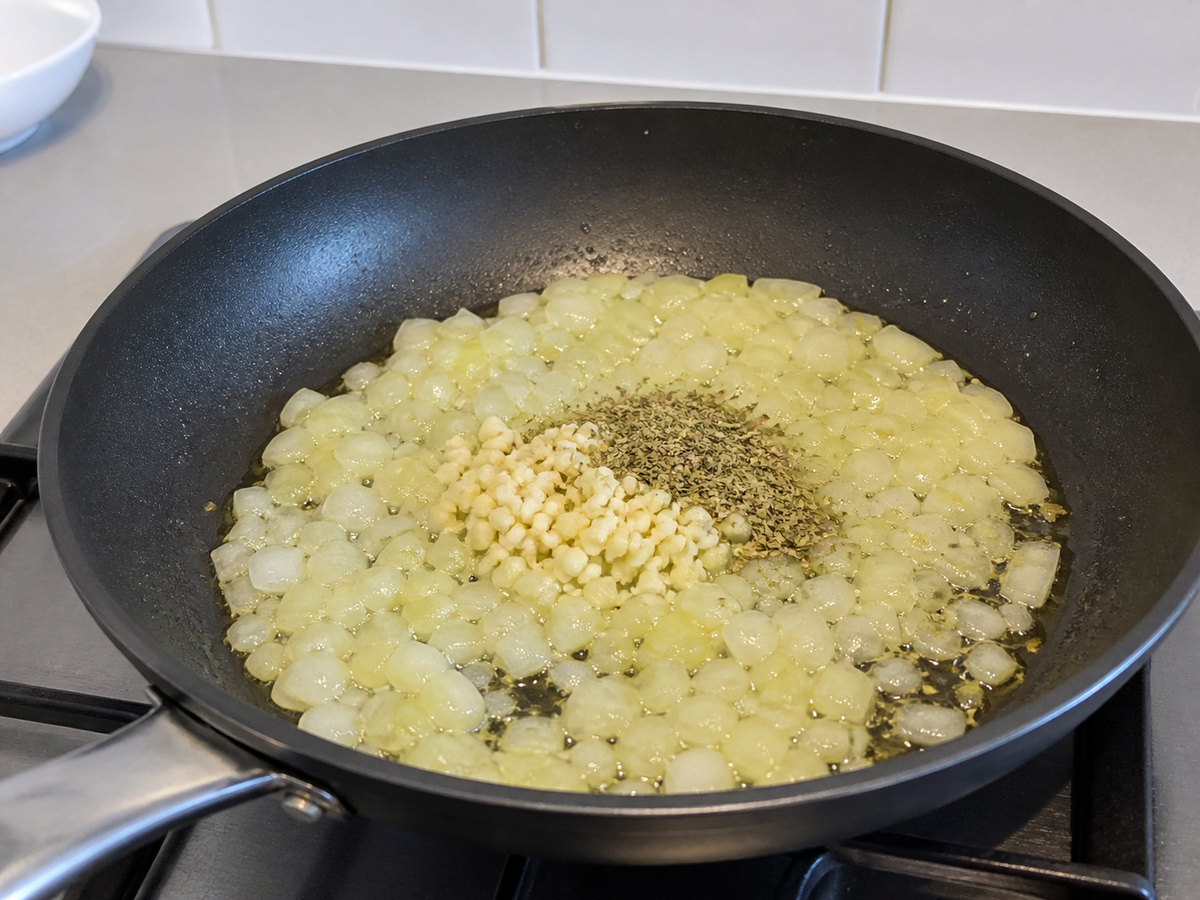 Gnocchi Tomat dan Bayam Satu Wajan: Masukkan bahan