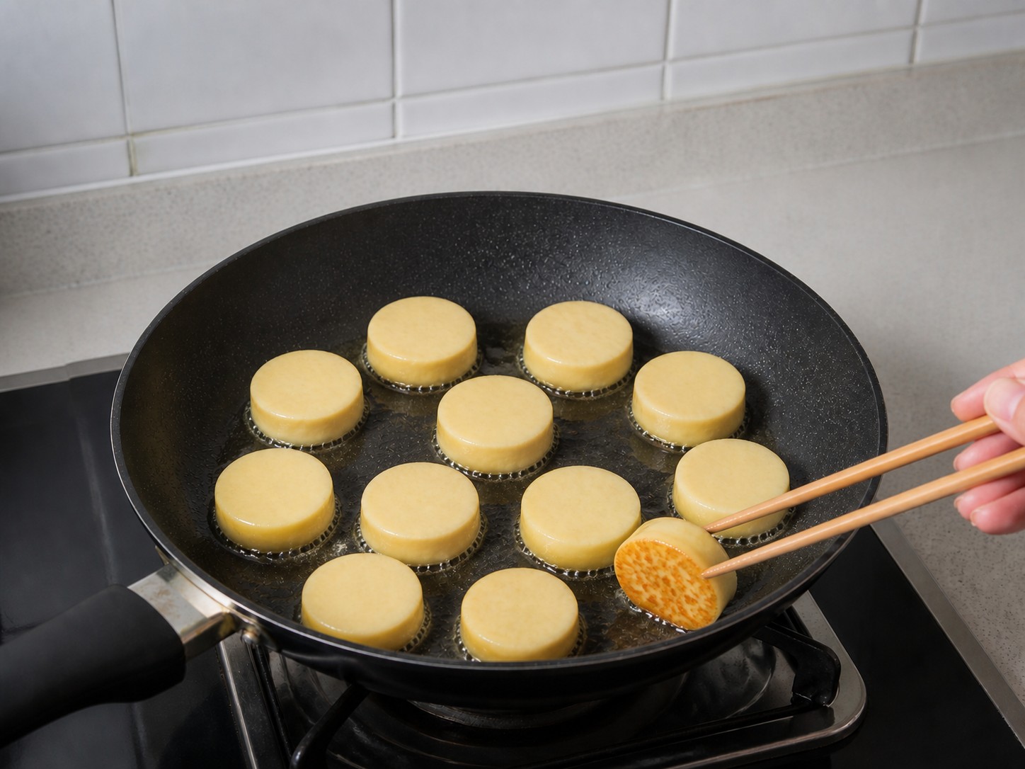Tahu Telur Goreng dengan Aneka Jamur — langkah 7: Goreng sisi pertama