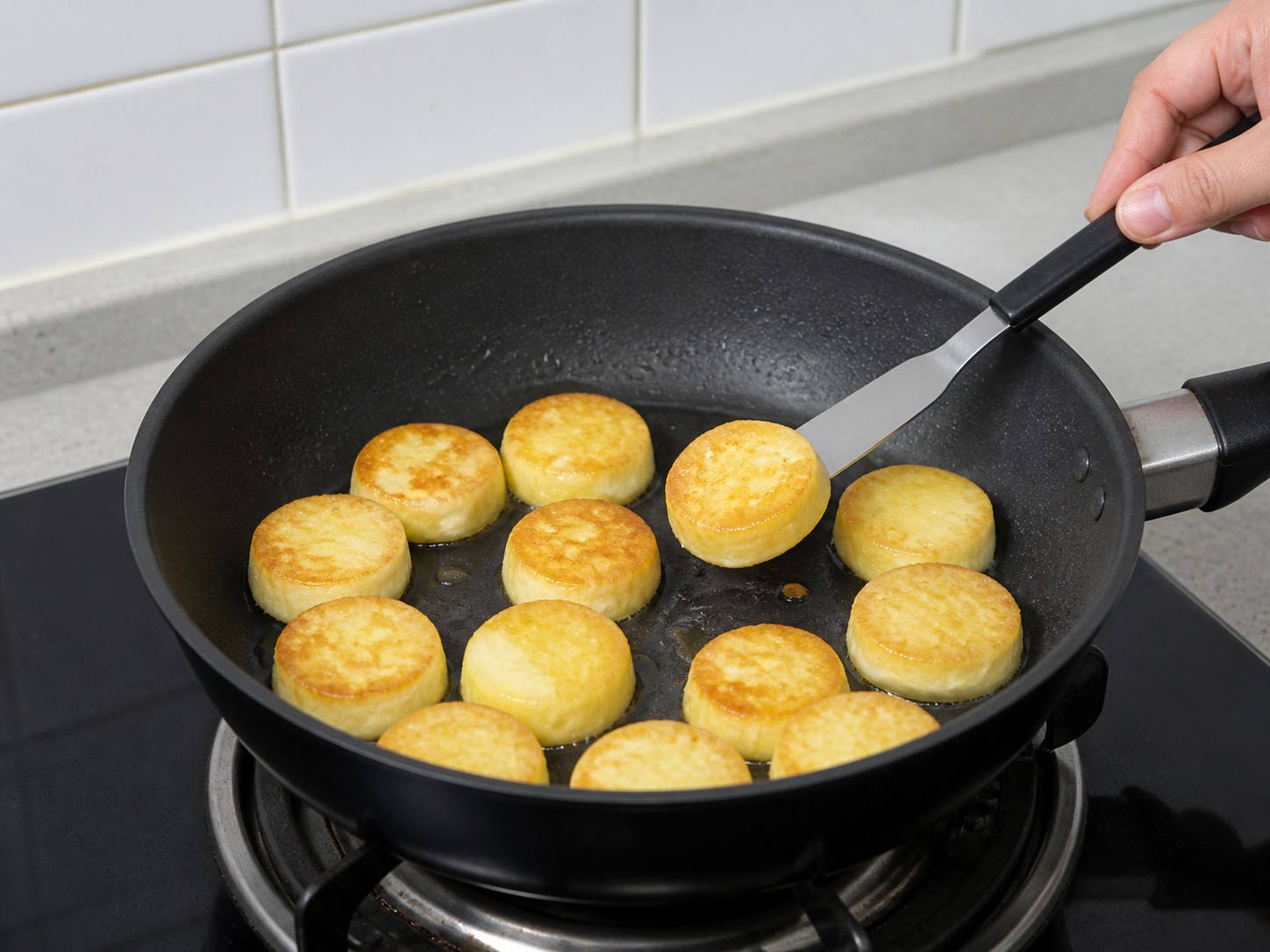 Tahu Telur Goreng dengan Aneka Jamur — langkah 8: Balik dan selesaikan