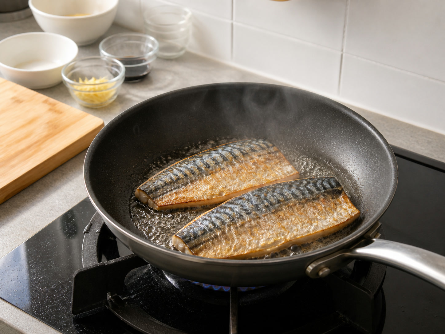 薑汁豉油香煎鯖魚: 魚皮向下煎