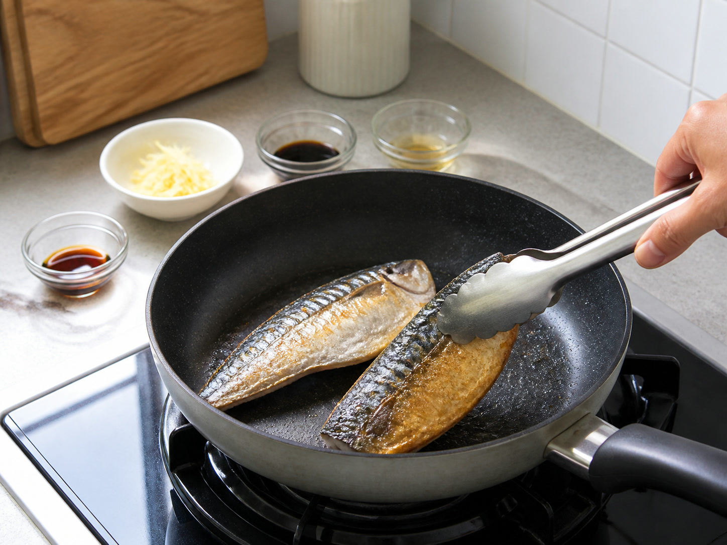 薑汁豉油香煎鯖魚: 反轉煎魚肉