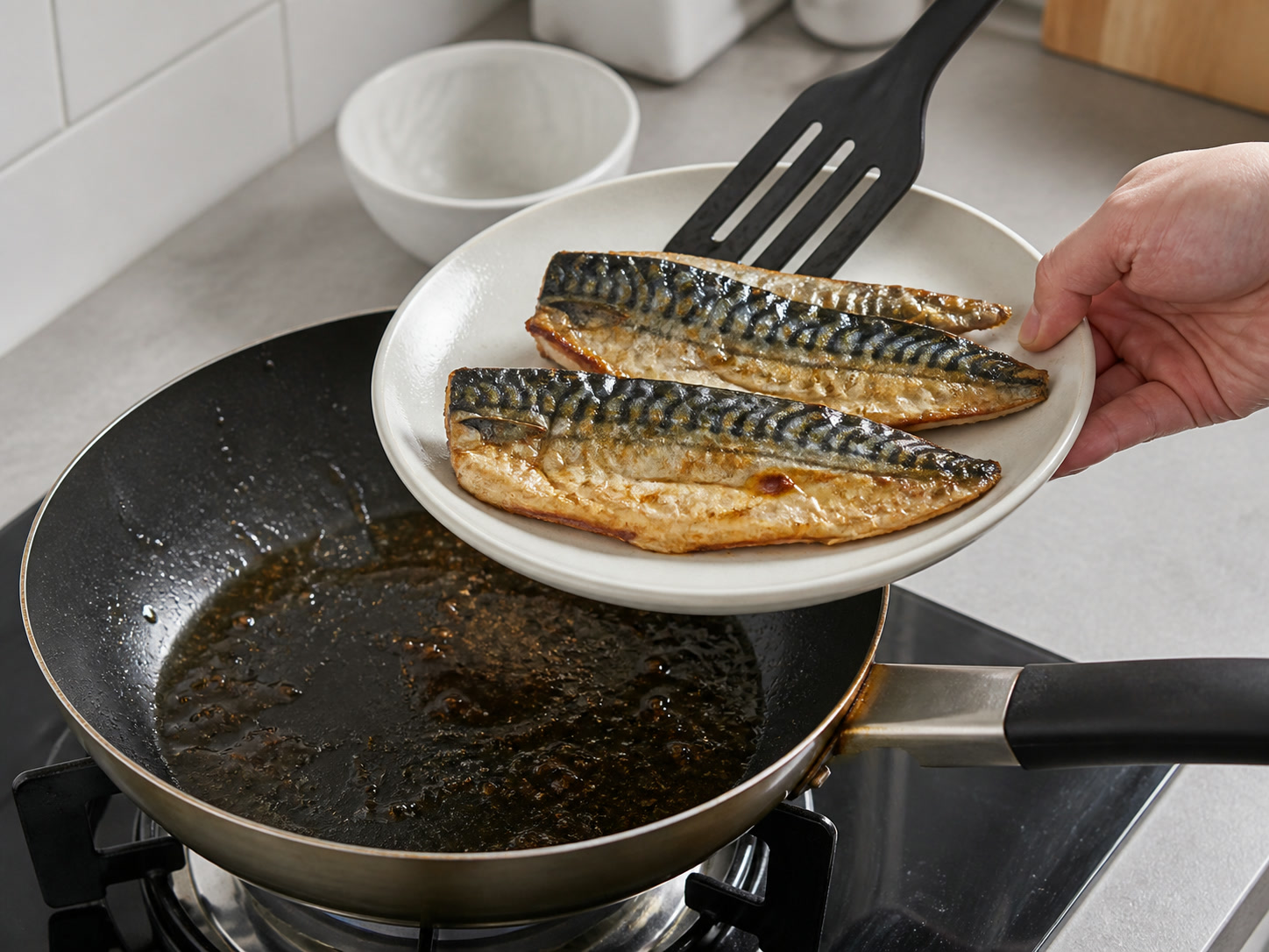 薑汁豉油香煎鯖魚: 盛起鯖魚