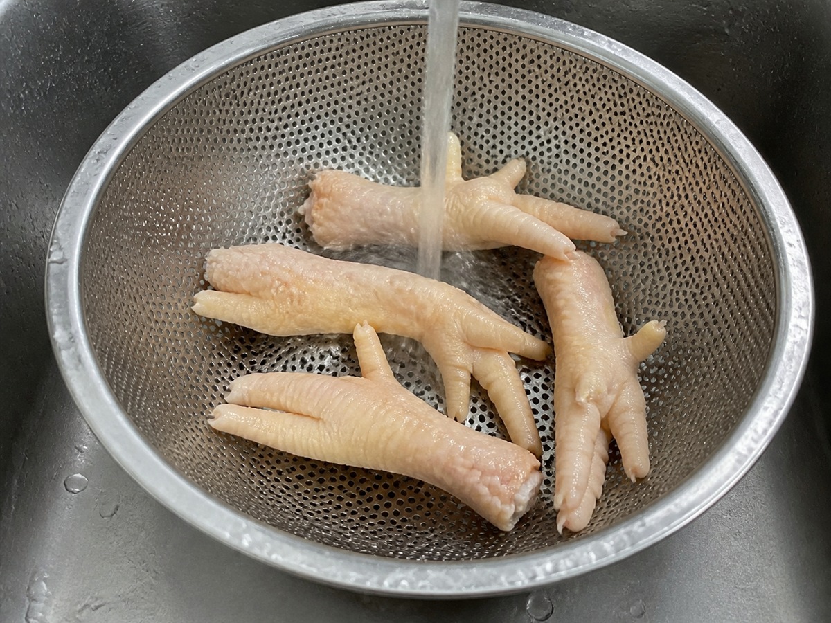 木瓜花生雞腳湯: 清洗主料