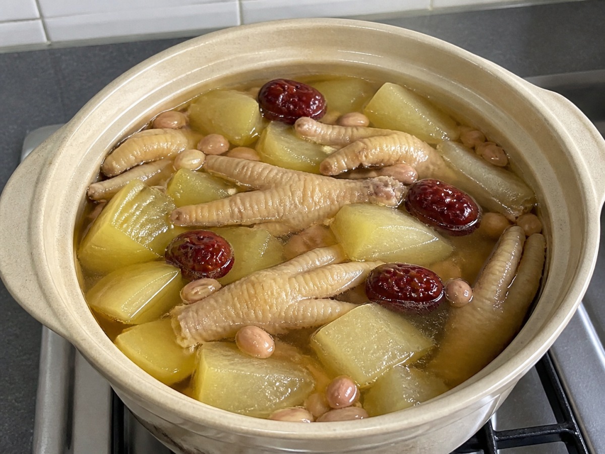木瓜花生雞腳湯: 慢火煮至入味
