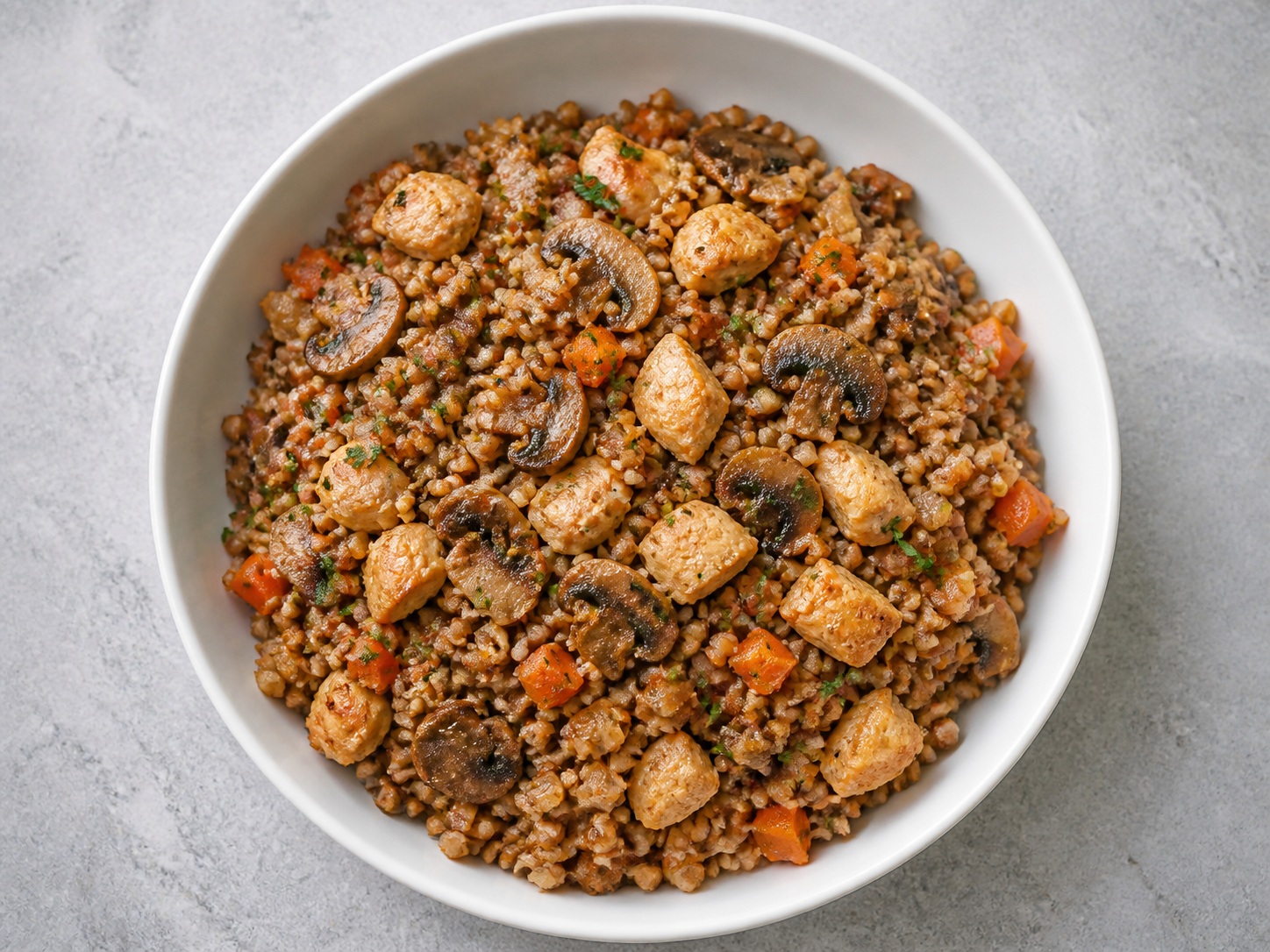 Polish Chicken, Buckwheat at Mushroom Pilaf: Inihaw na butong bakwit na nilaga kasama ng manok, kabute at sibuyas para sa malinamnam at buhaghag na Polish pilaf.