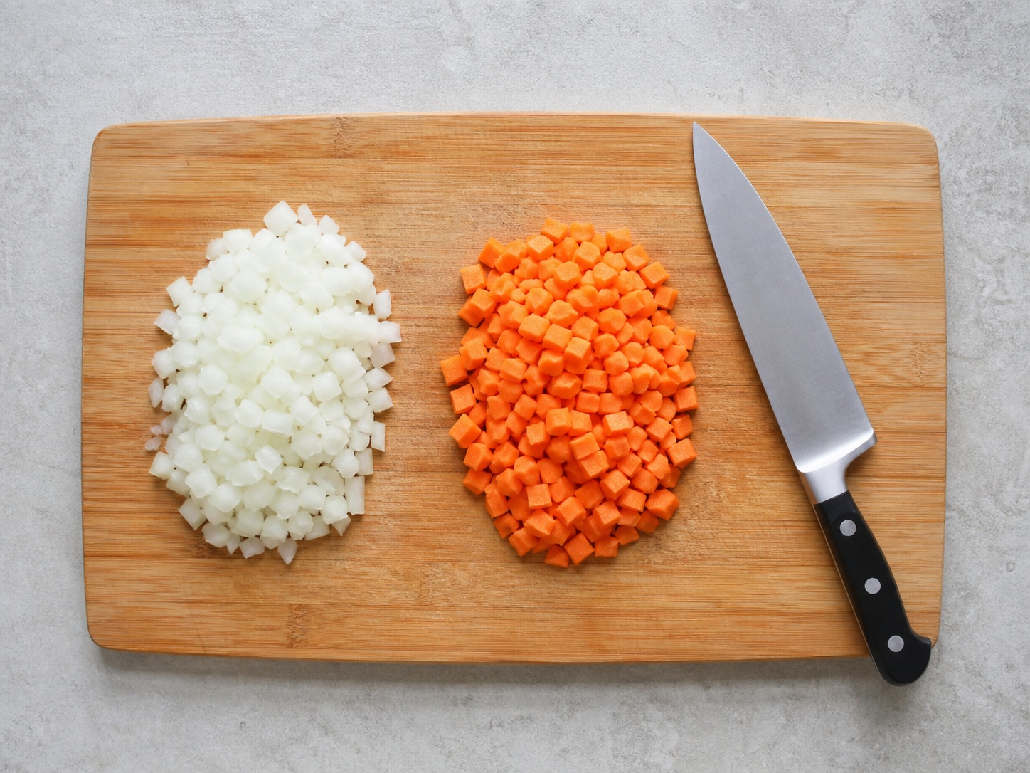 Dice ang sibuyas at carrot: Dice ang sibuyas at carrot. Gamitin nang sunod-sunod ang nakalistang sangkap at angkop na gamit sa bahay; tiyaking tama ang lagay ng pagkain bago magpatuloy.