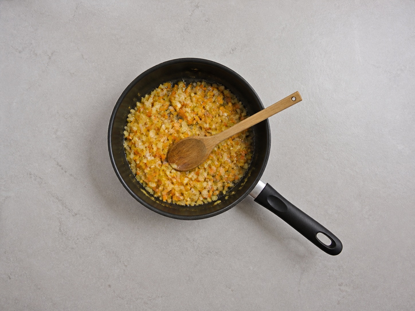 Palambutin ang sibuyas at carrot: Palambutin ang sibuyas at carrot. Gamitin nang sunod-sunod ang nakalistang sangkap at angkop na gamit sa bahay; tiyaking tama ang lagay ng pagkain bago magpatuloy.