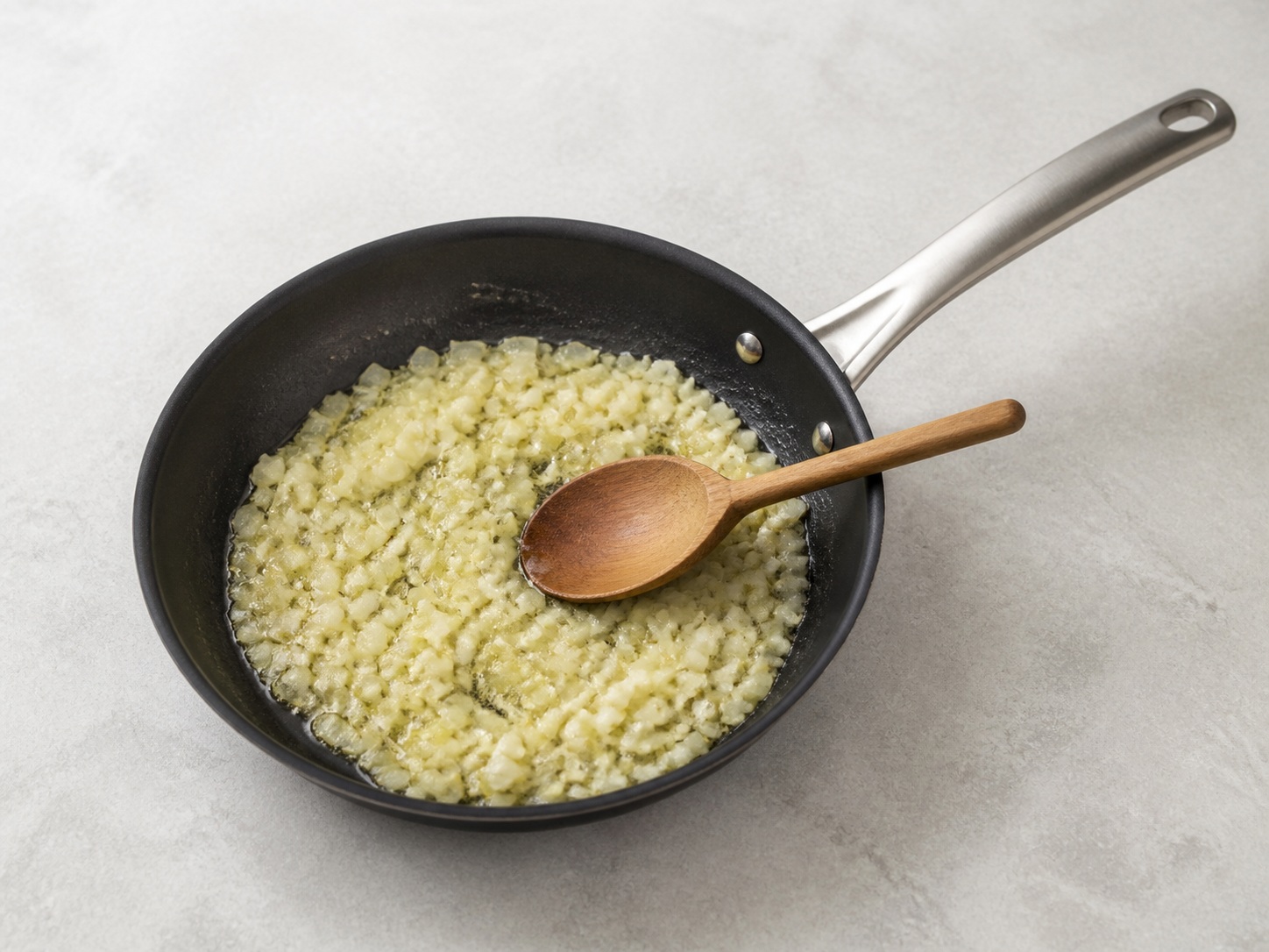 Lunakkan bawang dengan mentega: Lunakkan bawang dengan mentega. Gunakan bahan yang tercantum dan alat rumah tangga yang sesuai secara berurutan; pastikan kondisi bahan sesuai tahap ini sebelum lanjut.
