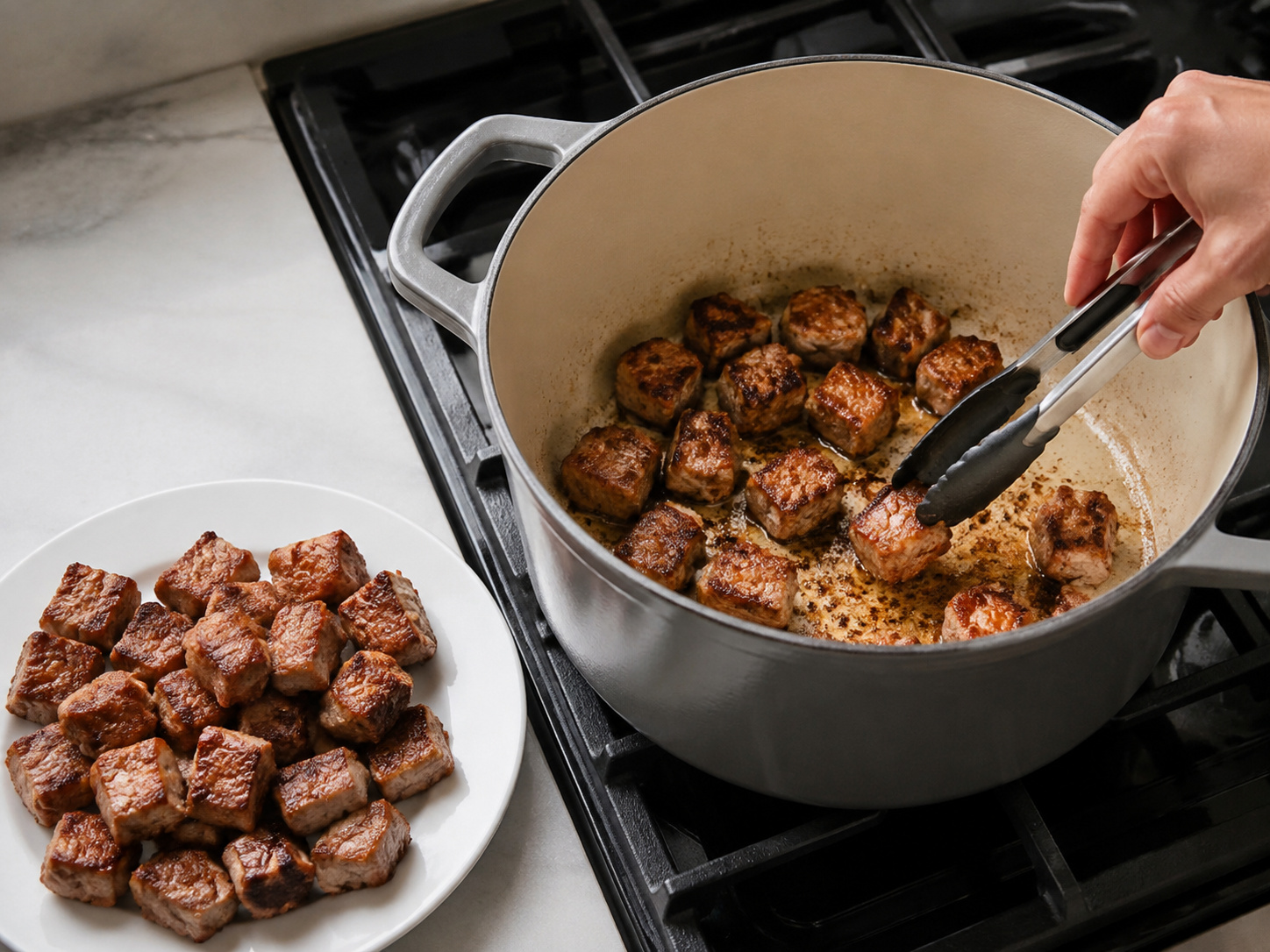 Bigos Babi dan Sauerkraut Polandia — Cokelatkan babi bertahap dalam minyak