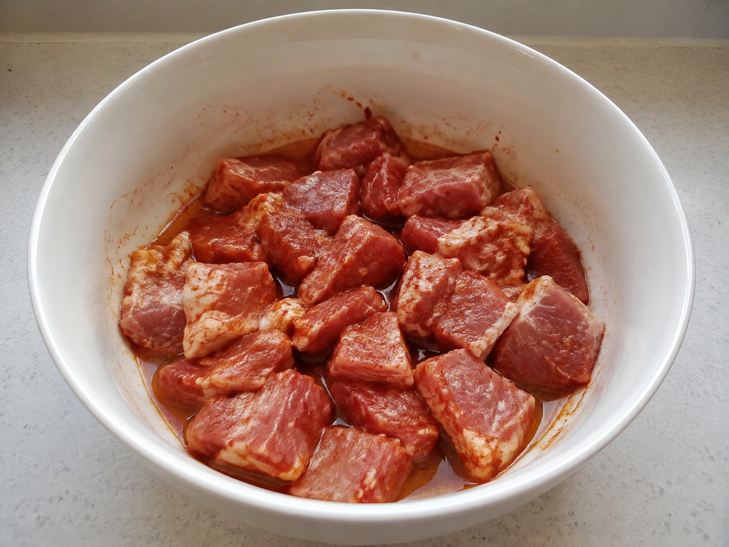 Portuguese Pork na may Halaan at Patatas — I-marinate ang baboy sa paprika at alak nang sampung minuto