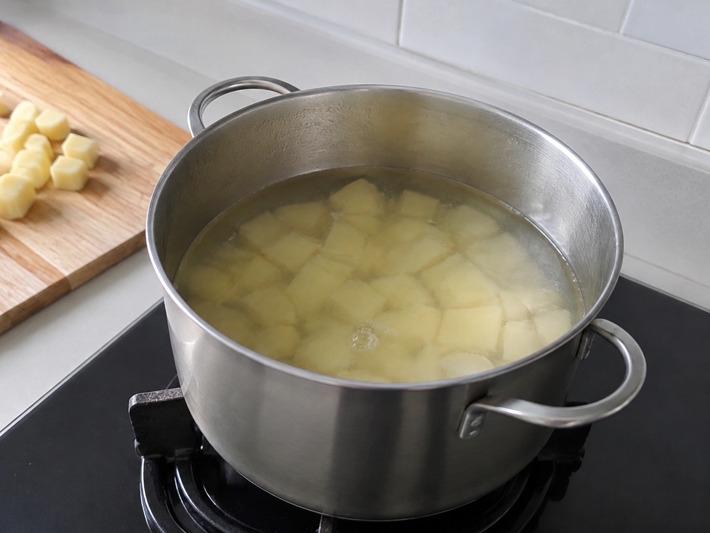 Portuguese Pork na may Halaan at Patatas — Hiwain ang patatas at pakuluan hanggang halos malambot