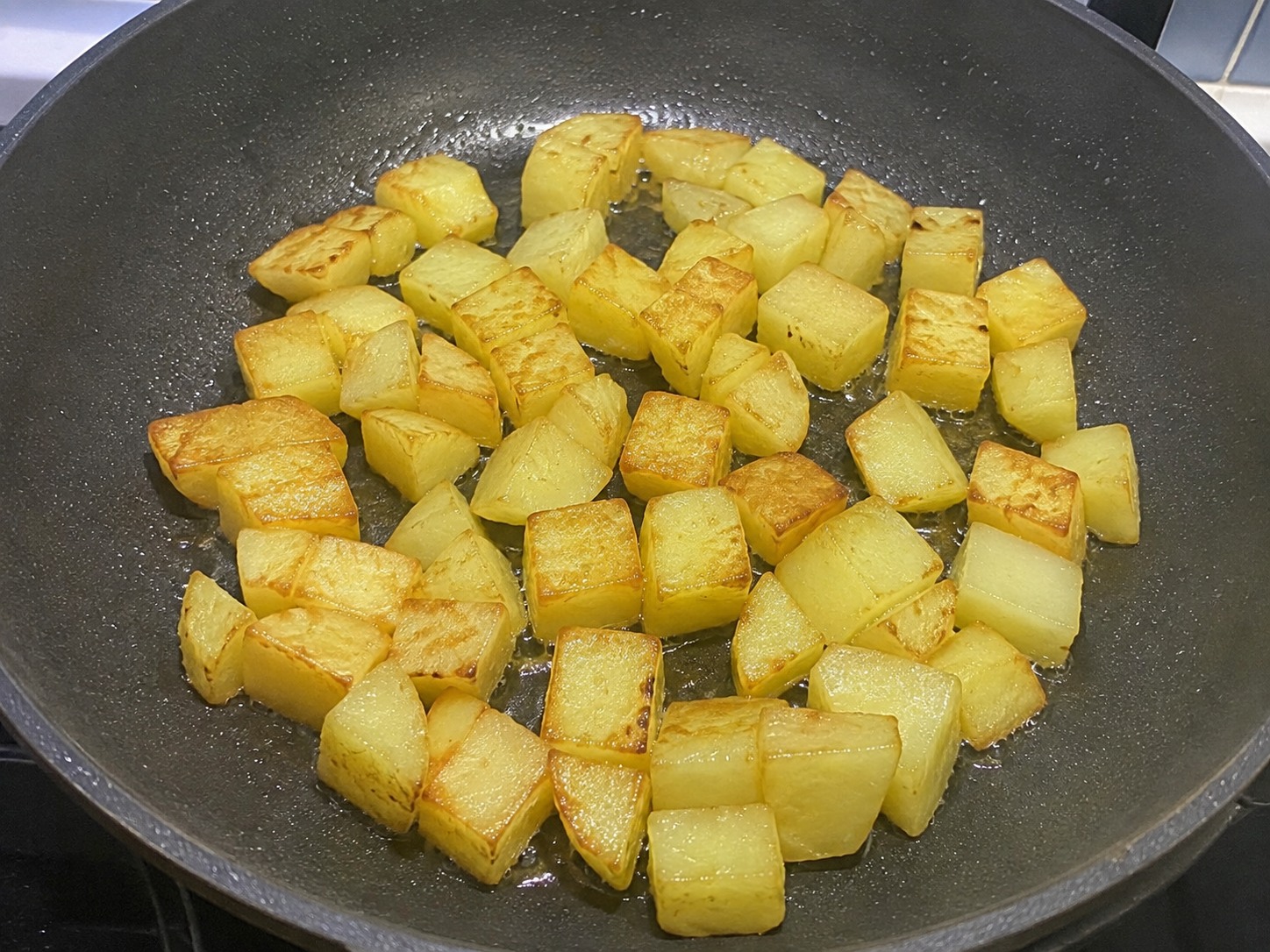 Portuguese Pork na may Halaan at Patatas — Patuluin at iprito ang patatas hanggang ginintuang kulay