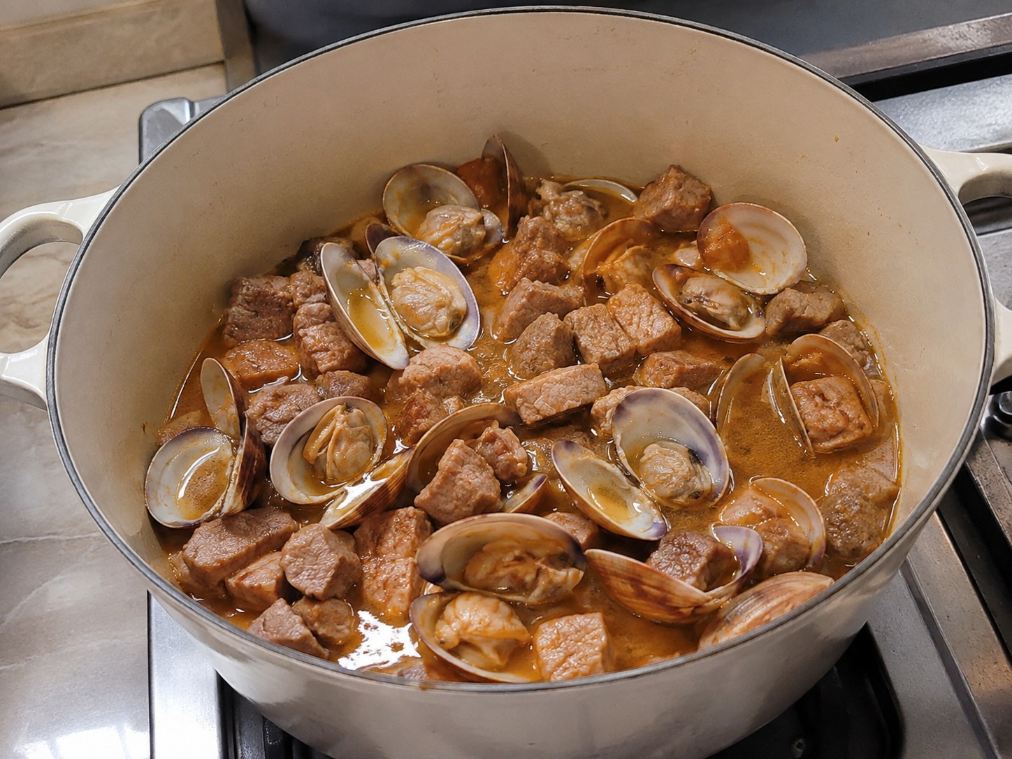 Portuguese Pork na may Halaan at Patatas — Idagdag ang halaan, takpan, at lutuin hanggang bumuka