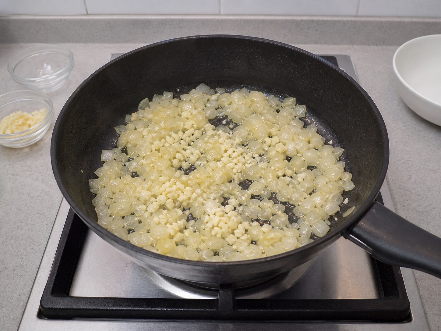 番茄蒜香大蝦白豆鍋: 加入蒜蓉