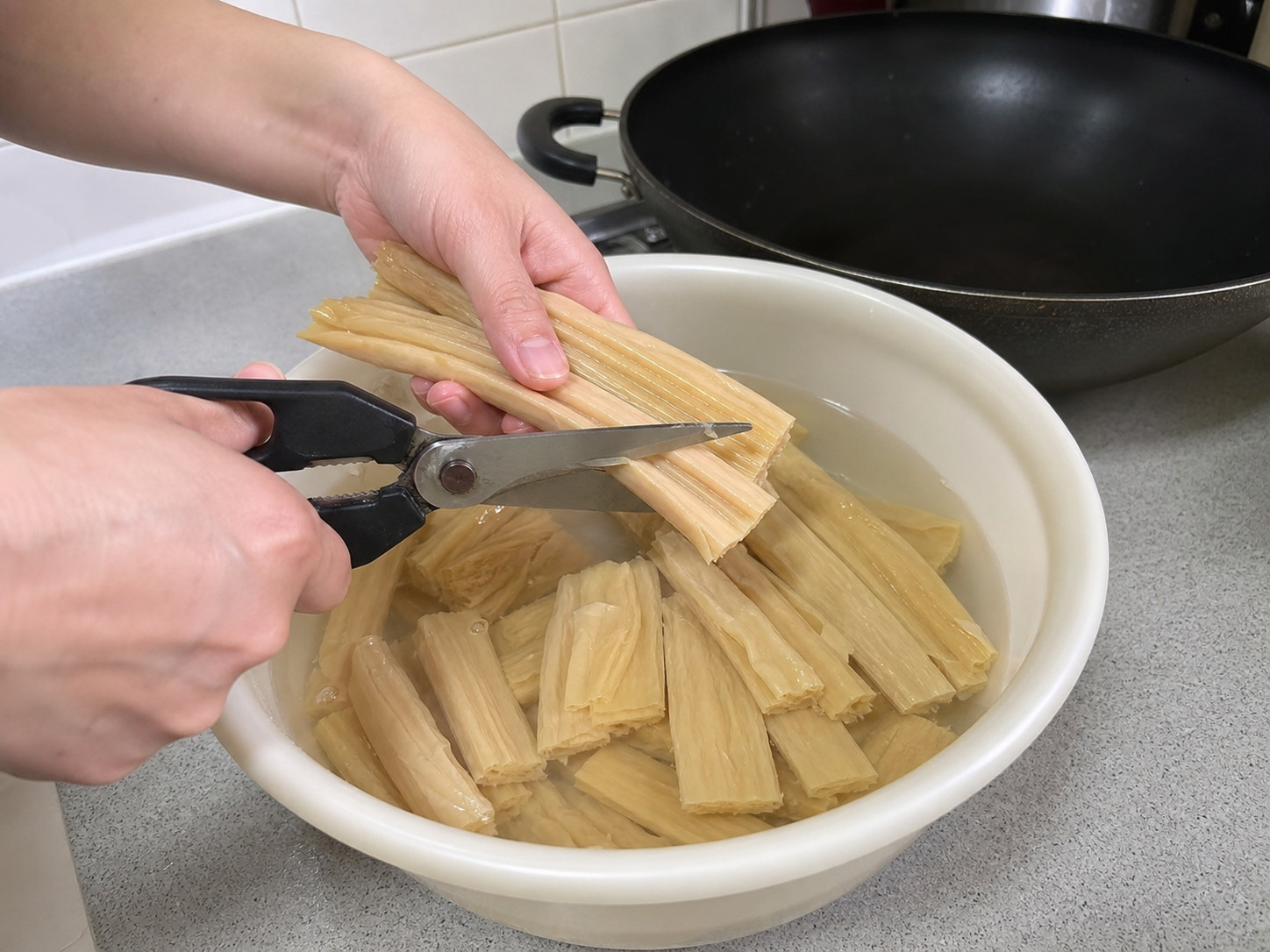 南乳炆齋:冬菇和雲耳分別浸軟,去蒂、切好並洗淨。