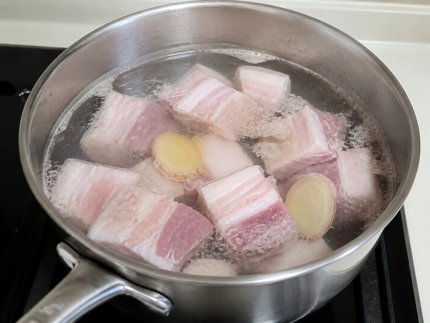 南乳炆蓮藕腩肉：冷水汆煮