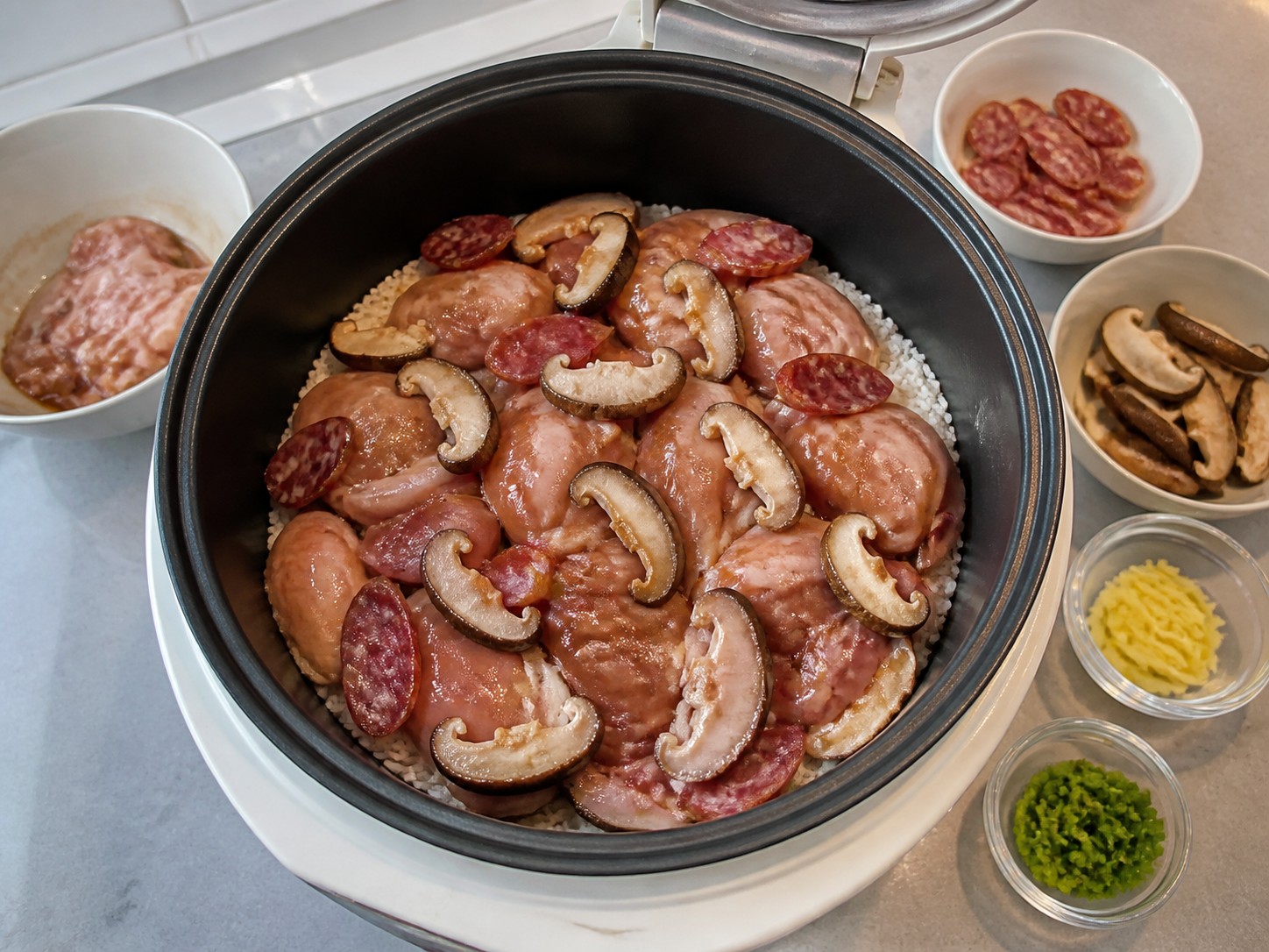 Nasi Ayam, Jamur Shiitake, dan Lap Cheong dengan Rice Cooker — Tambahkan ayam jamur sosis