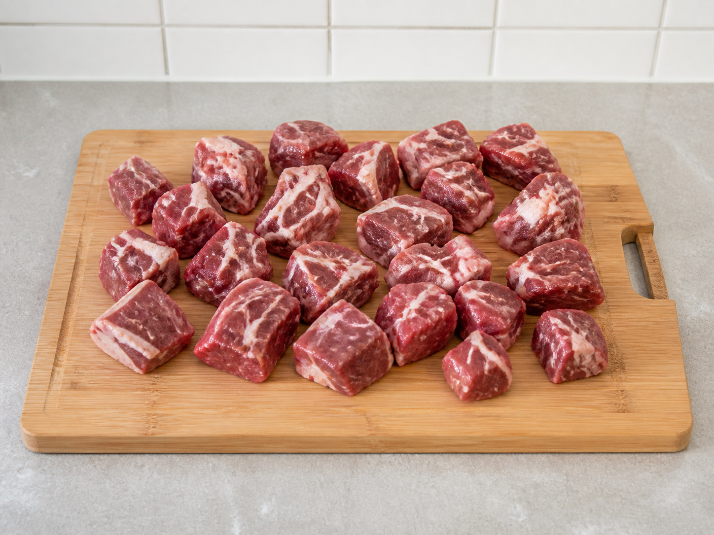Semur Domba dengan Rosemary dan Sayuran Umbi: Potong bahu domba